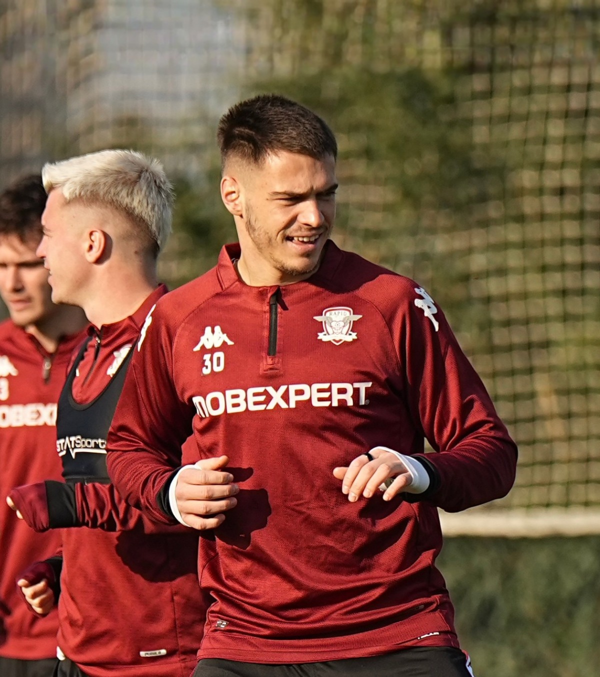 Atenție la Paraschiv! Noul jucător transferat de Rapid, văzut de GOLAZO.ro la antrenament. Ce a descoperit atacantul