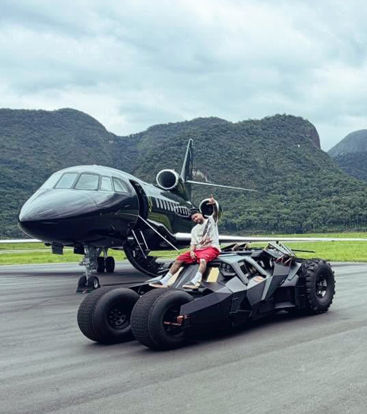 Neymar și-a etalat flota de 50 mil. € FOTO. Avion privat, elicopter și o replică a mașinii lui Batman! Ce mai include colecția