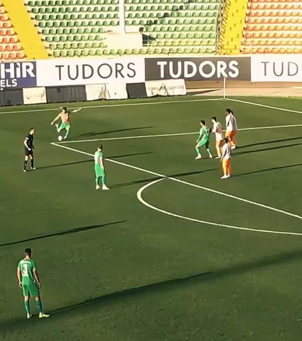 Ianis Hagi, în prim-plan Mijlocașul a marcat din lovitură liberă cu Metaloglobus, apoi a vorbit la telefon cu Mircea Lucescu