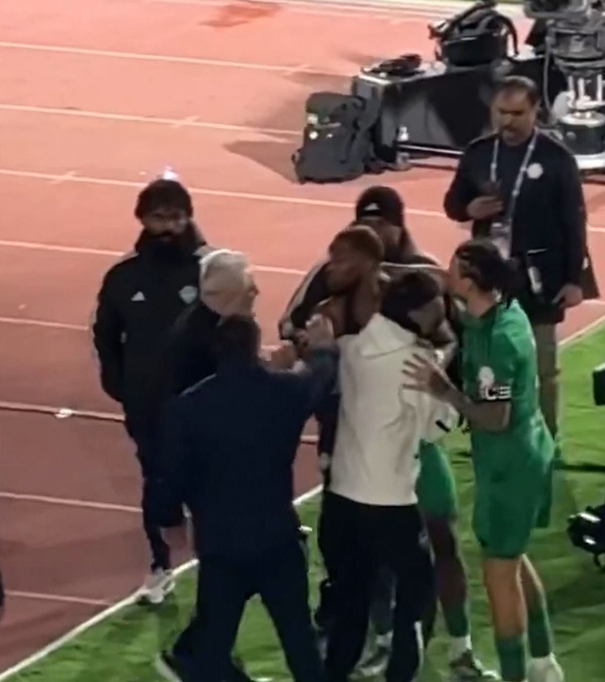 Șumudică, debut cu scandal la Al-Okhdood VIDEO: S-a luat la harță cu  starul adversarilor  » Cum l-a numit omologul său