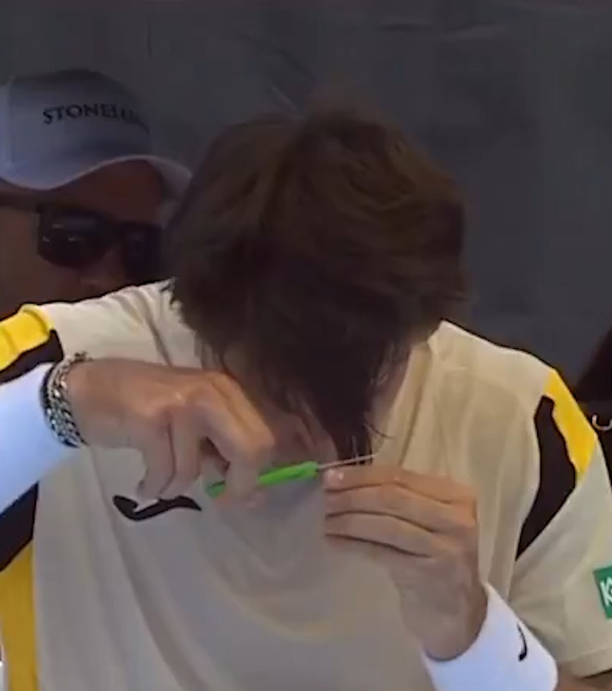 Moment aparte la Auckland Un jucător s-a tuns de unul singur în timpul meciului