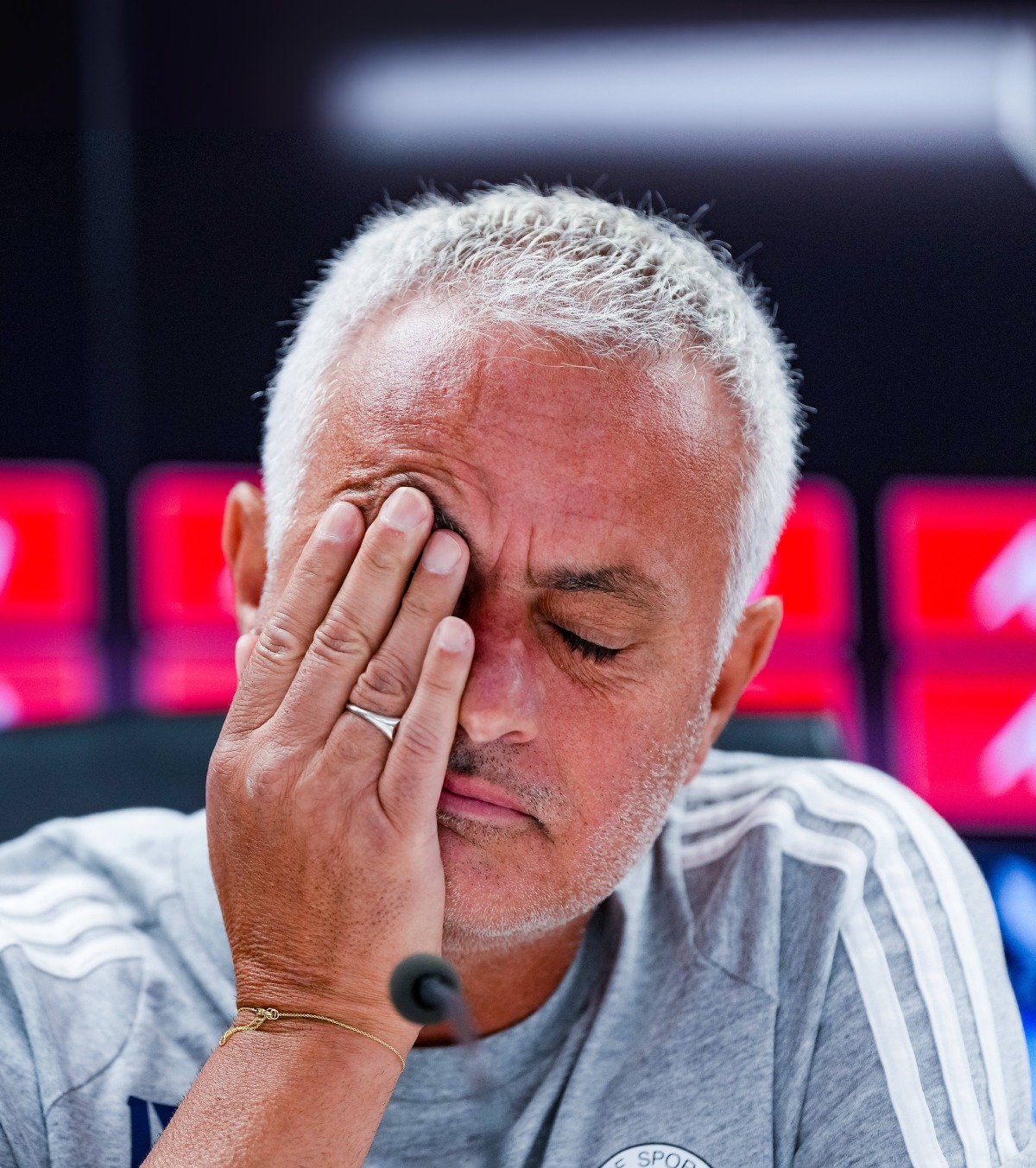 Mourinho, furios după eliminare Tehnicianul a răbufnit după ce Benfica a fost învinsă de rivala Porto: „De ce îmi pui această întrebare?”