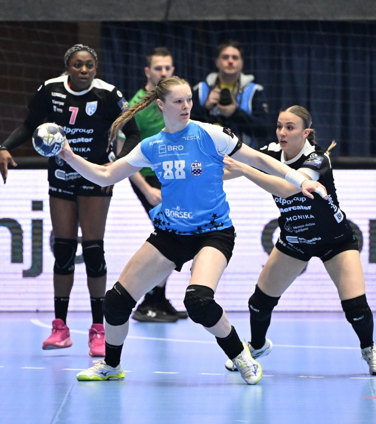 CSM București - Krim 26-20 „Tigroaicele” au obținut a patra victorie consectivă în  Liga Campionilor EHF » Pas important spre „sferturi”