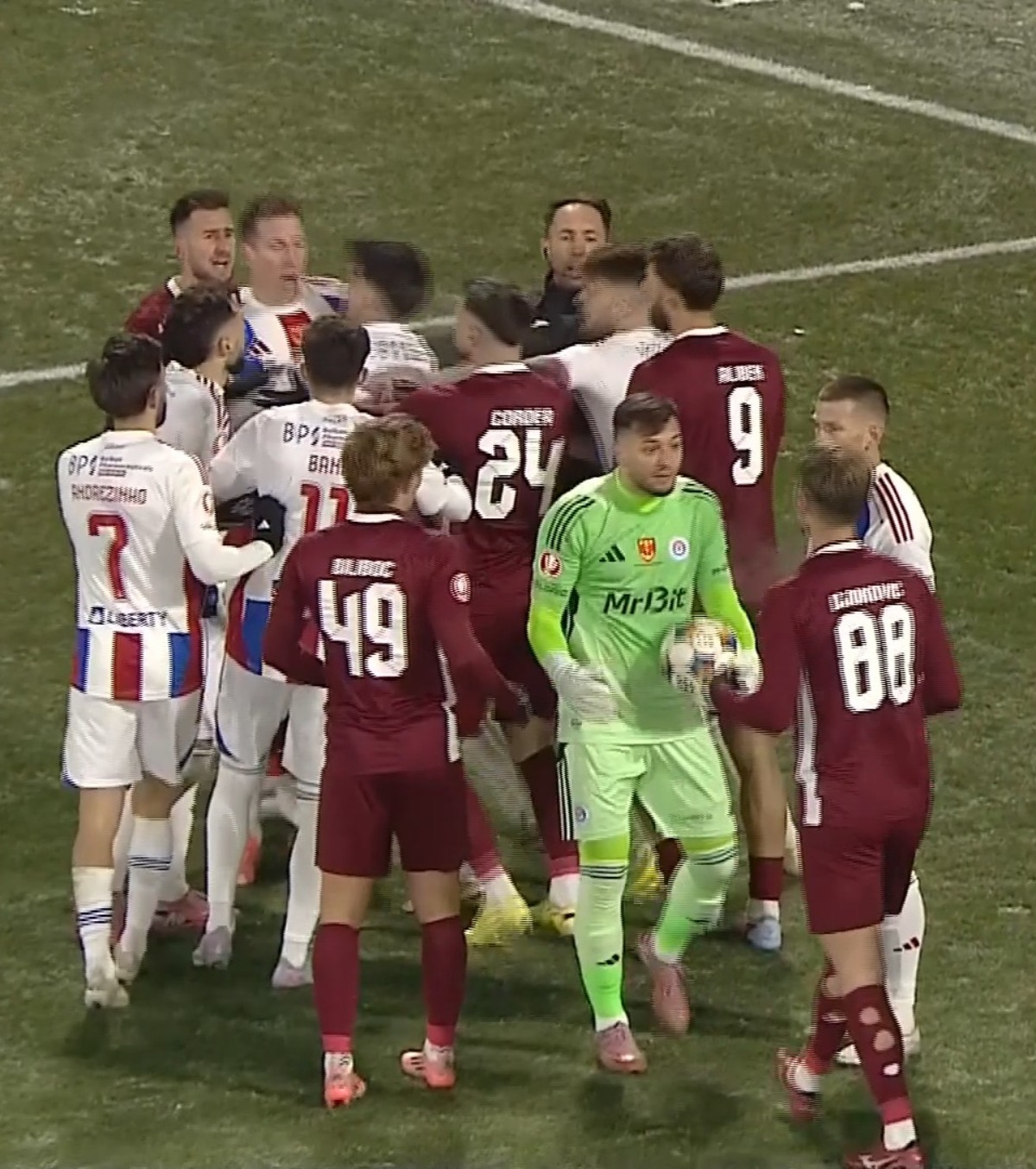 Dur-Bozoancă, în centrul atenției FOTO. Spiritele s-au încins după ce portarul Oțelului a luat mingea în mână » Biliboc, înconjurat de adversari