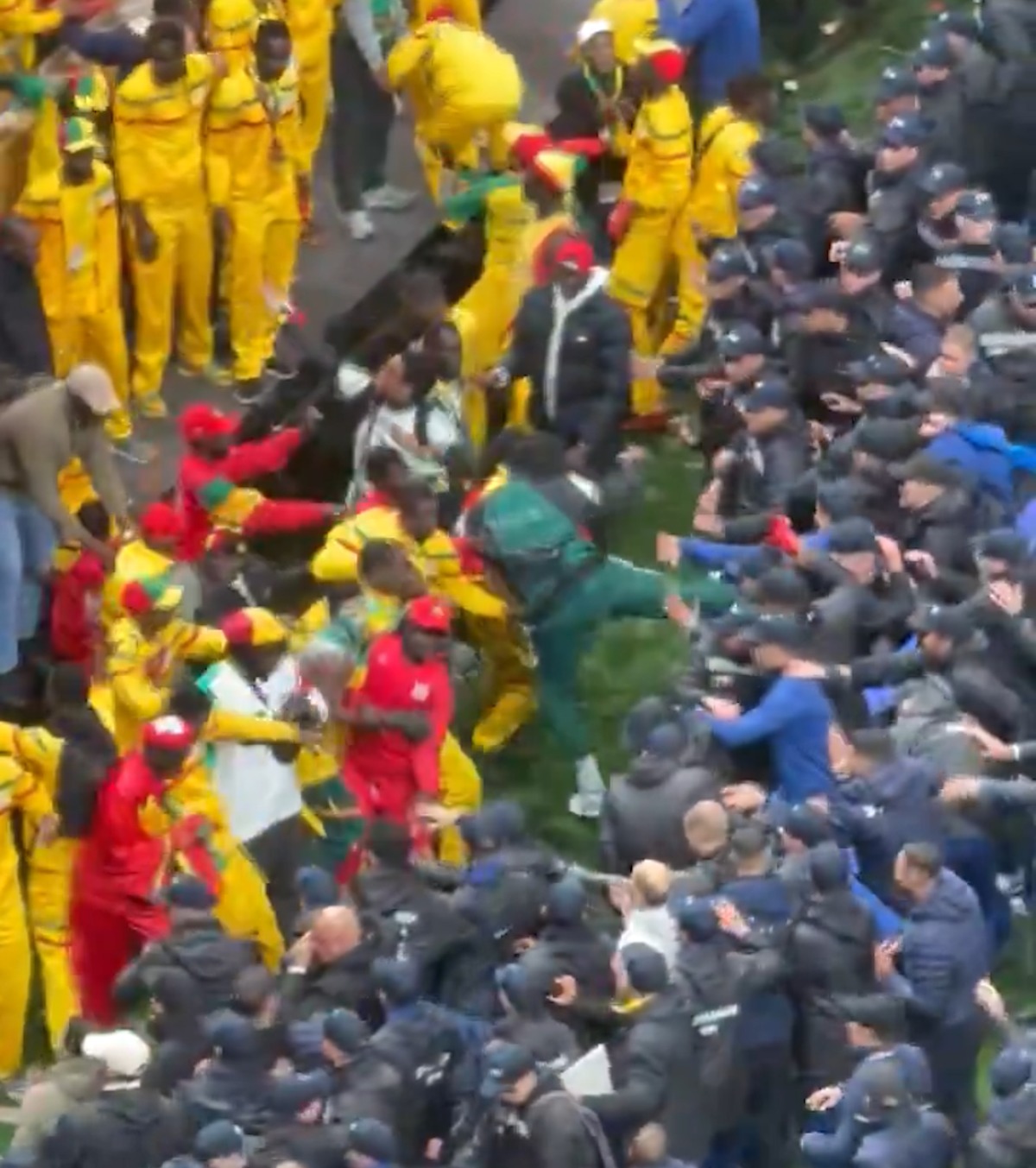 Furie și pumni la finala Cupei Africii! VIDEO. Cum au încercat fanii senegalezi să împiedice executarea penalty-ului controversat » Imaginile s-au viralizat