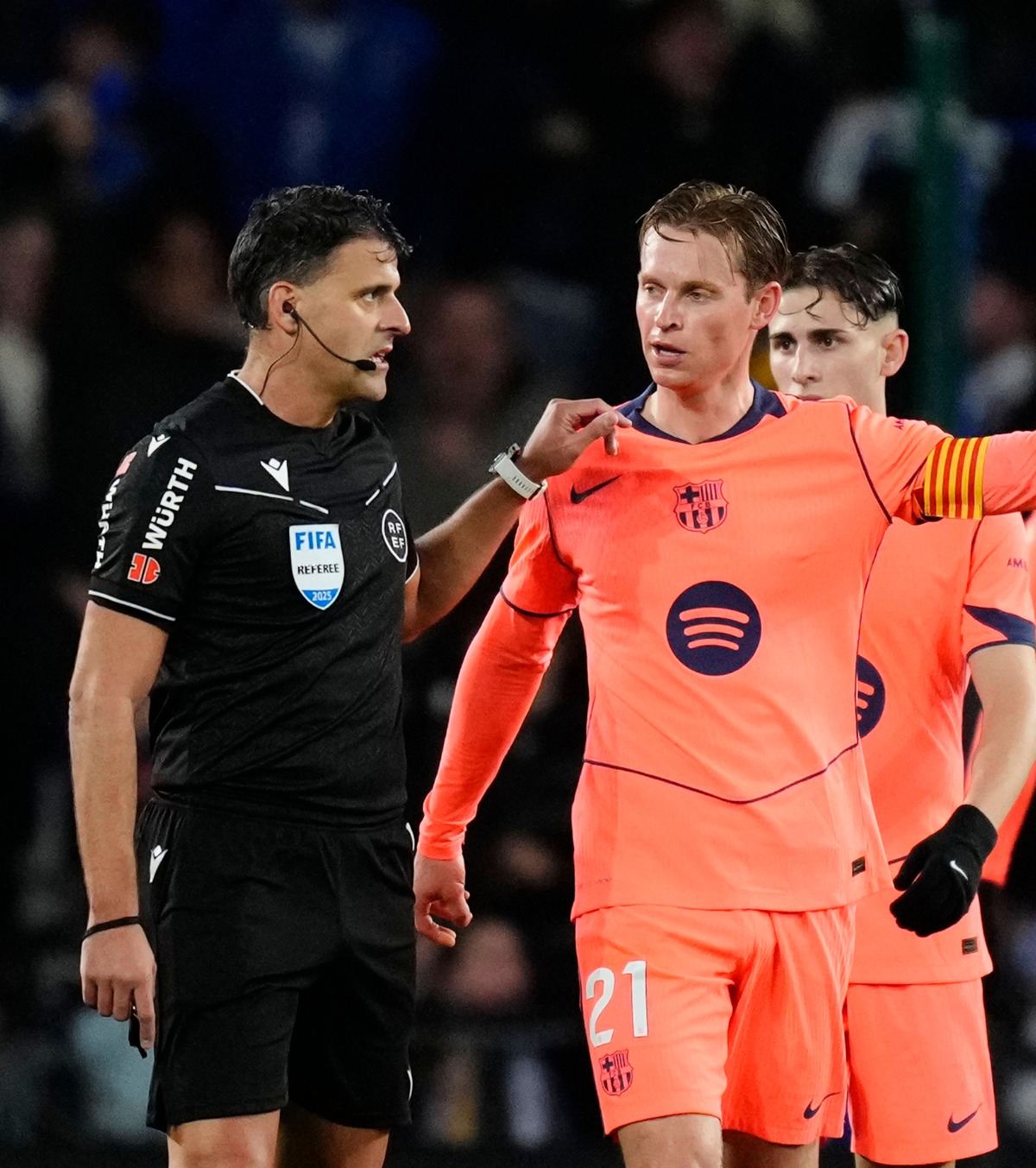 Furie la Barcelona Catalanii se dezlănțuie la adresa arbitrului meciului cu Sociedad: „Te privește de parcă ar fi mai presus de tine”