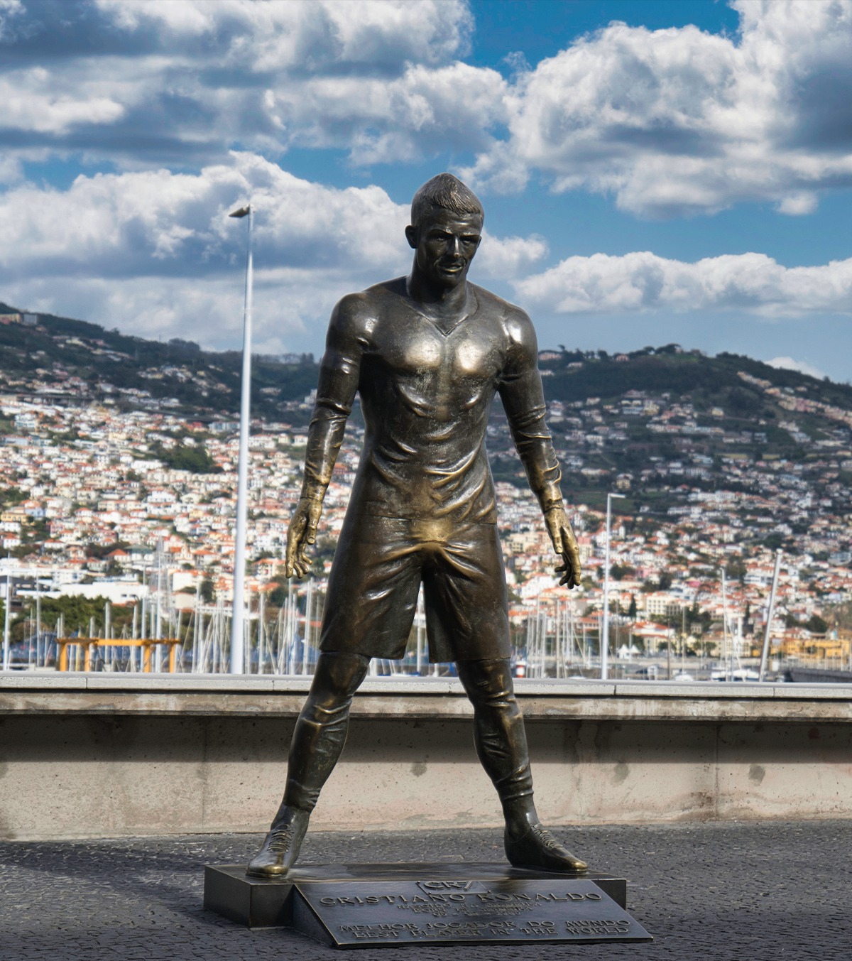 „E ultimul avertisment al lui Dumnezeu” Un tânăr s-a filmat dând foc statuii lui Cristiano Ronaldo. Apoi a postat imaginile