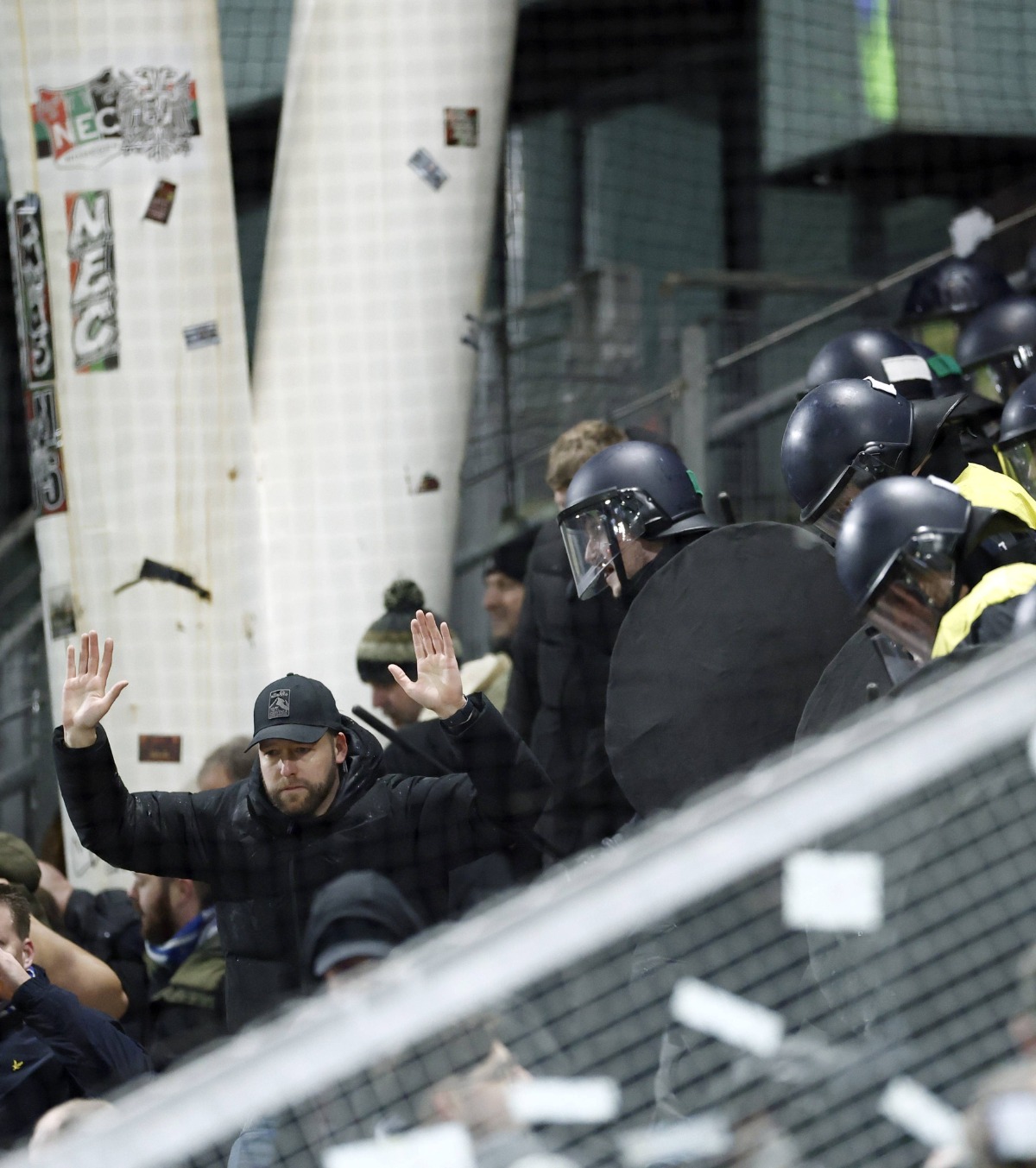 Haos în Europa League Forțele de ordine au intervenit de urgență , iar startul jocului a fost întârziat cu aproximativ o oră!