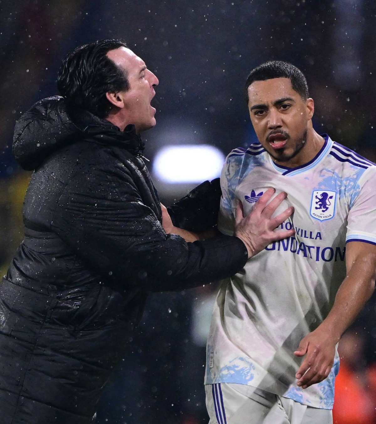 Și-a bruscat jucătorul! Gest neașteptat al lui Unai Emery după ce a făcut o înlocuire la Aston Villa. Explicația, și mai surprinzătoare