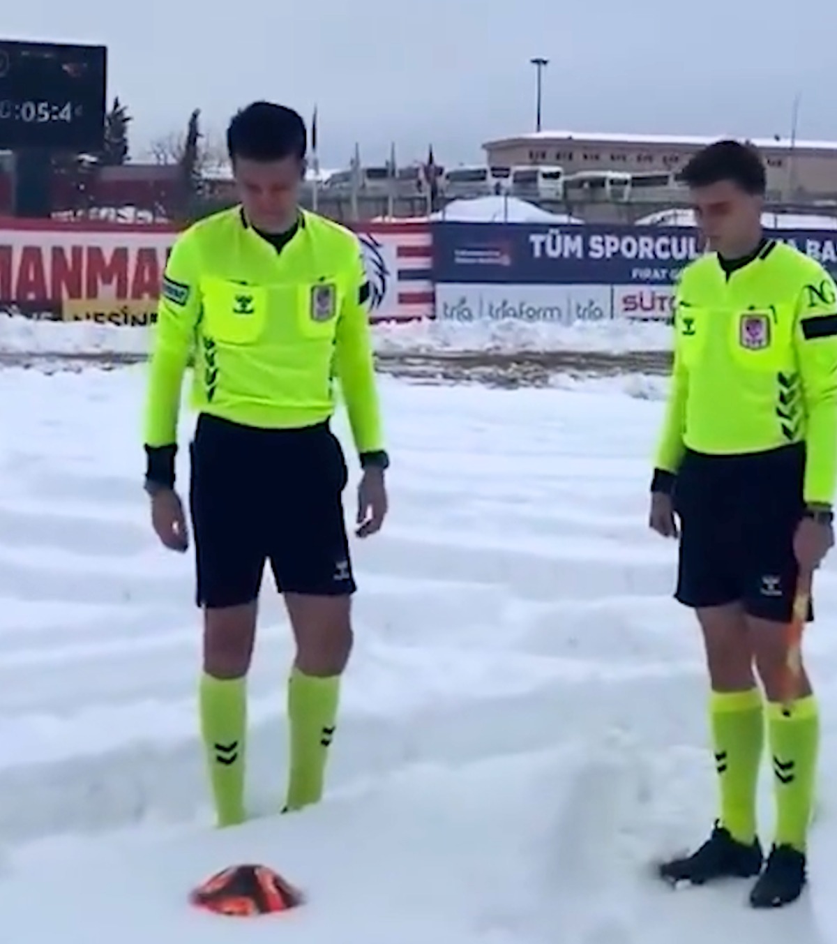 Nu s-a abătut de la procedură VIDEO+FOTO: Un arbitru a verificat dacă sare mingea, chiar dacă zăpada atingea 30 de centimetri