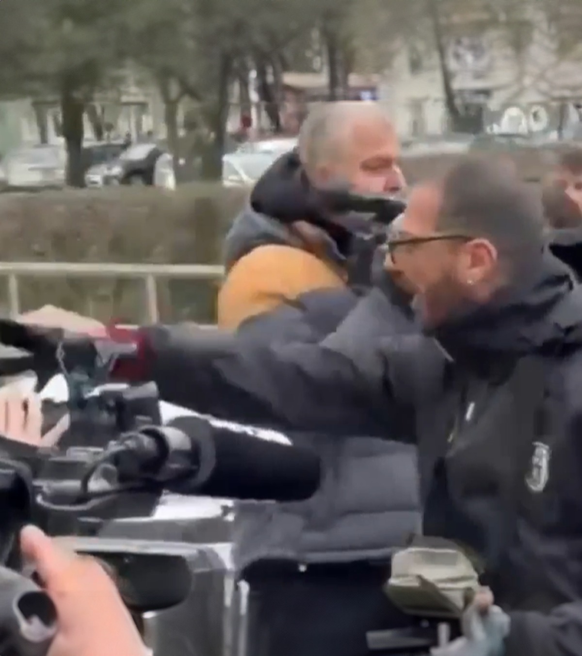 Un fan PAOK a lovit o cameră de filmat Scene tensionate în fața spitalului în care se află victimele accidentului în care au murit 7 oameni