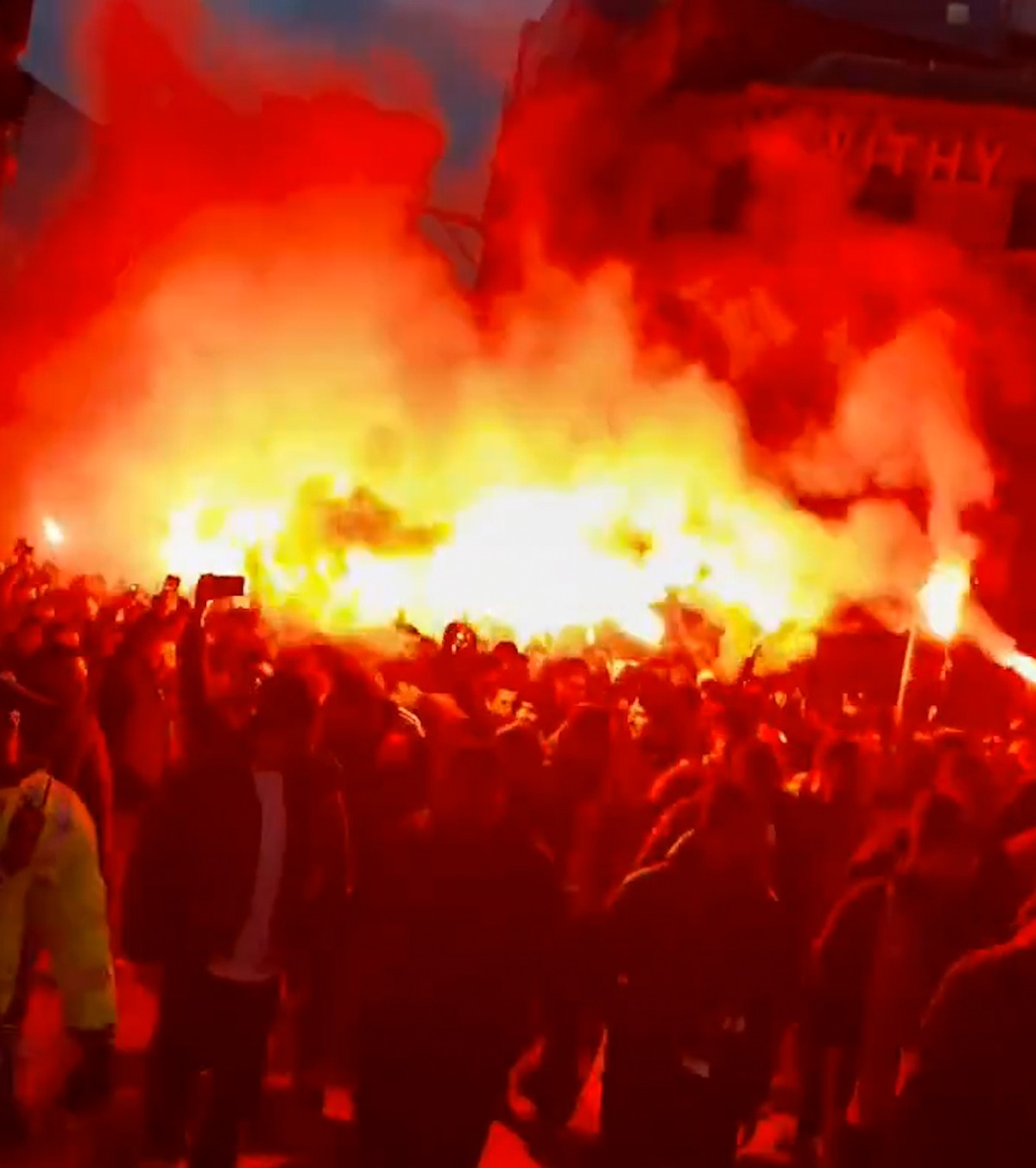 Haos în Manchester  Ultrașii de la Galatasaray au blocat centrul orașului, înainte de meciul cu City