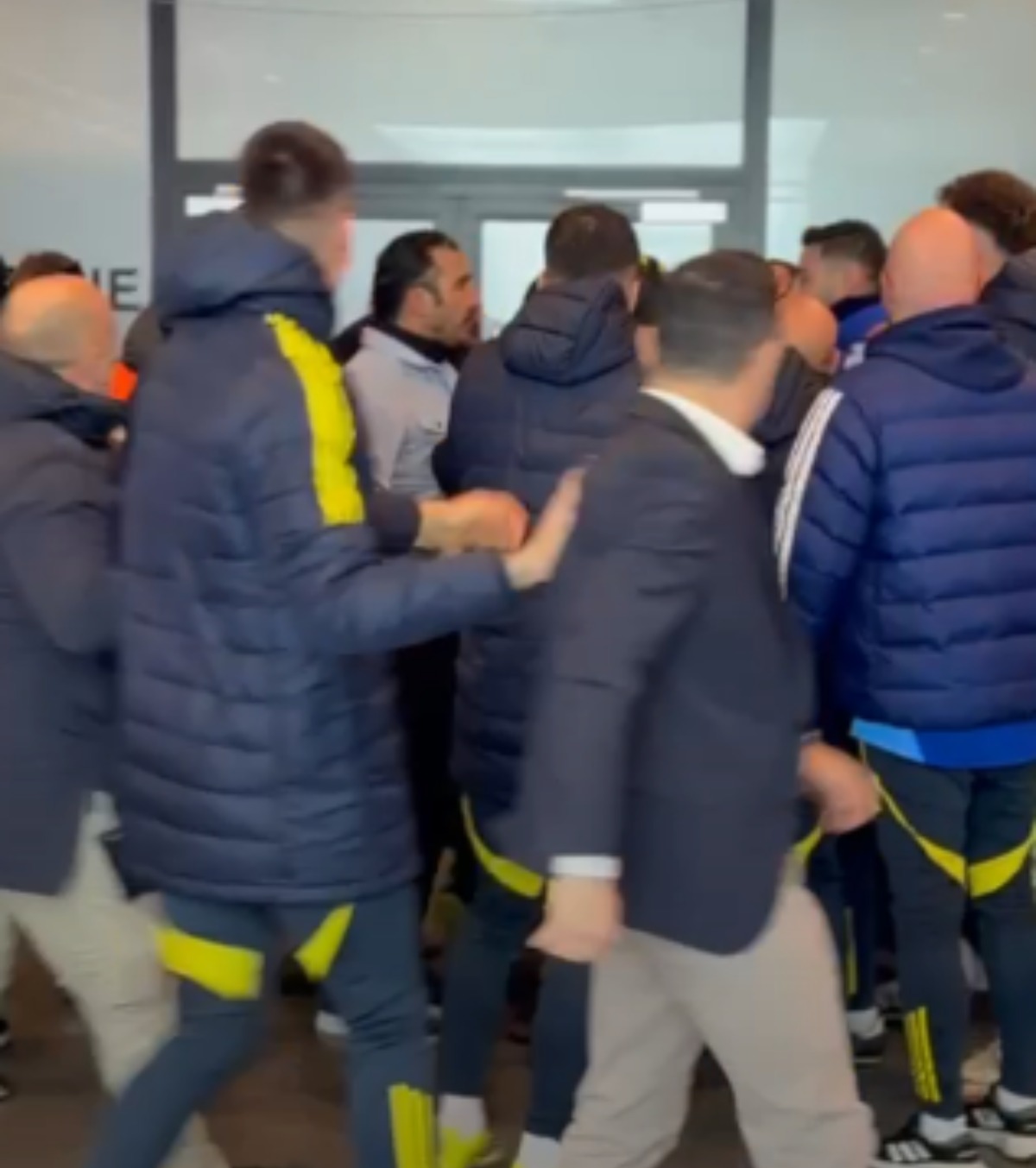 Scandal la vestiare  FOTO. FCSB și Fenerbahce, aproape de bătaie la pauză! Totul a plecat de la o replică rasistă