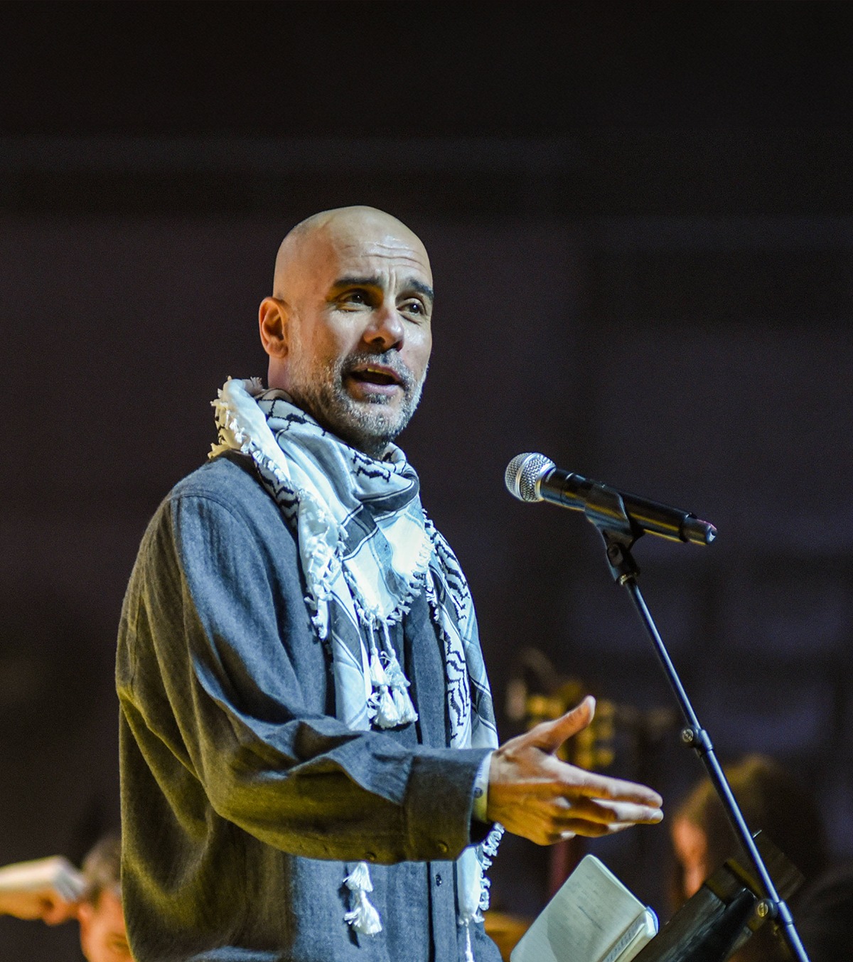 Guardiola, mesaj pro-Palestina Antrenorul lui Manchester City a vorbit despre copiii din Gaza, cu un keffiyeh la gât: „I-am lăsat singuri, abandonați. Cei puternici sunt lași”