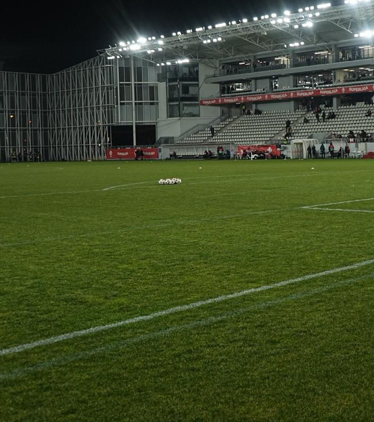 Improvizații pe „Arc” FOTO. Revenire cu emoții pentru Dinamo » Cum arată gazonul