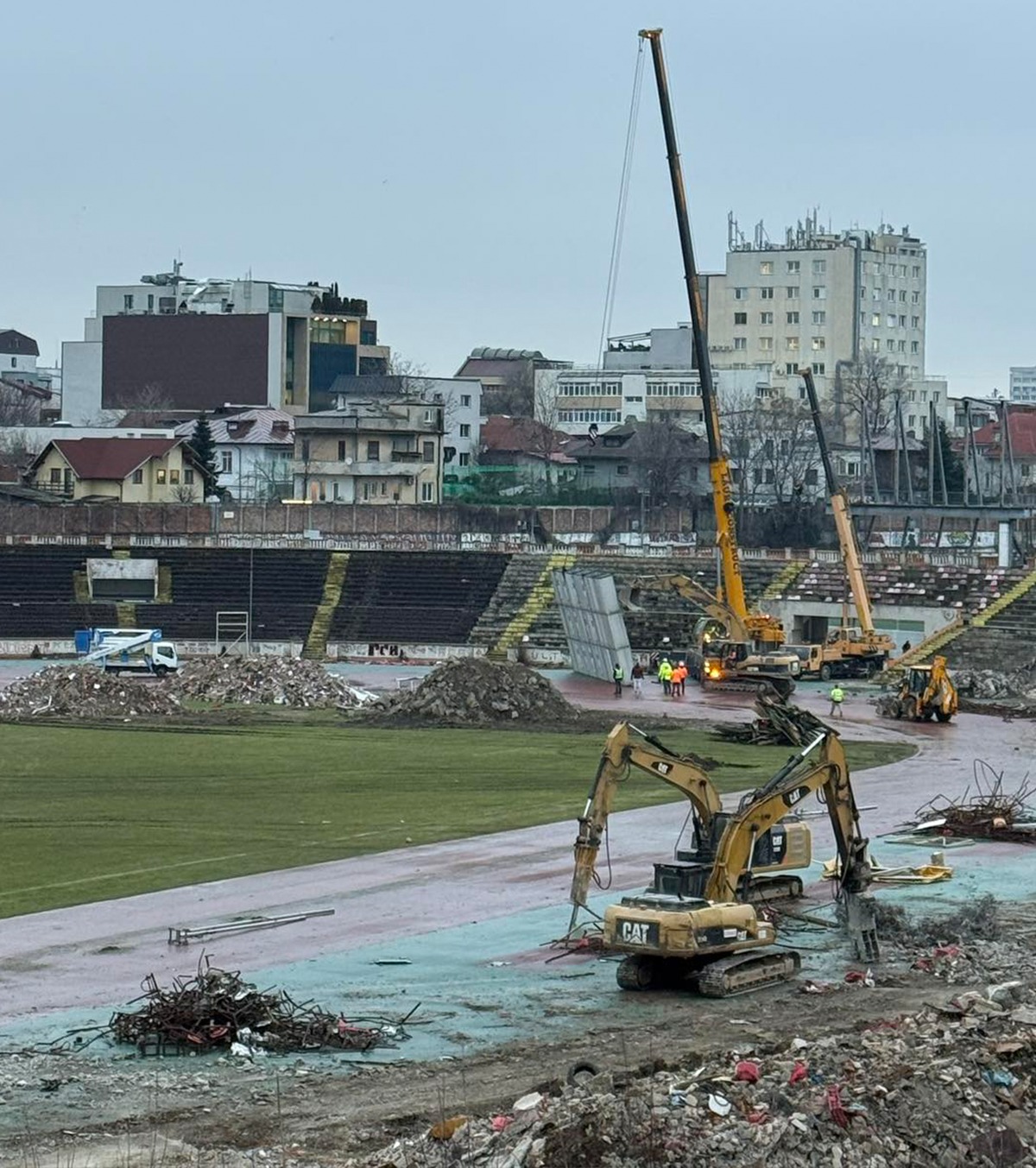 Mobilizare peste așteptări FOTO: Au intrat buldozerele în peluzele Nord și Sud de pe stadionul Dinamo. Tribuna II e deja istorie