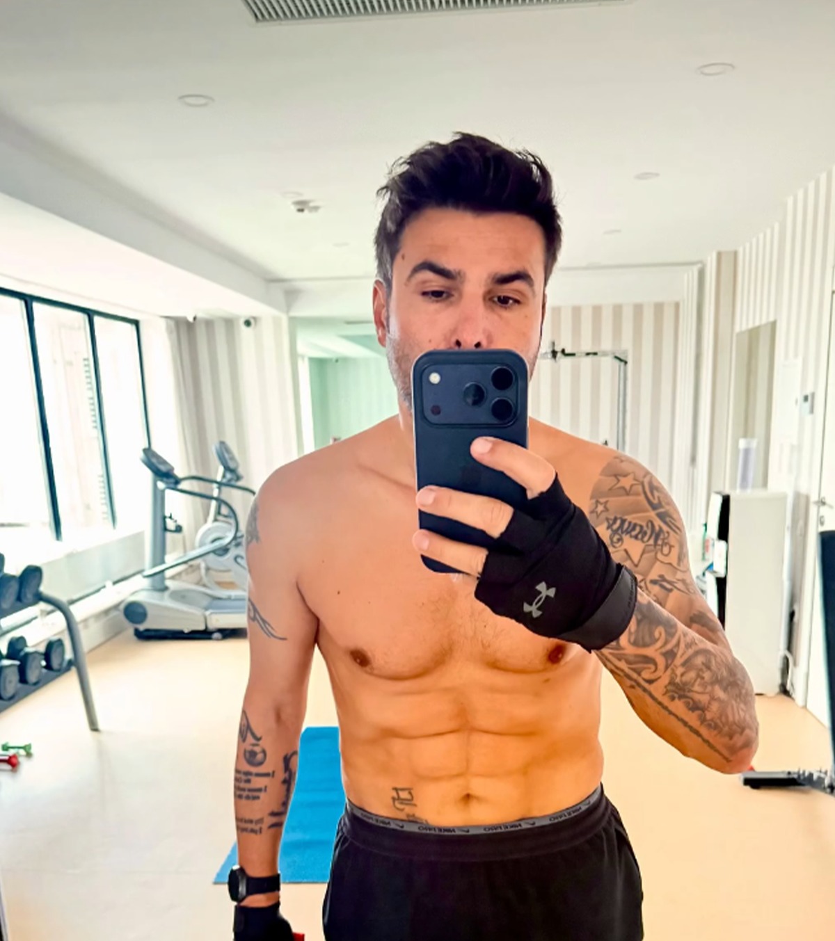 Mutu se menține în formă  FOTO: Fizicul de invidiat al „Briliantului”, la   47 de ani