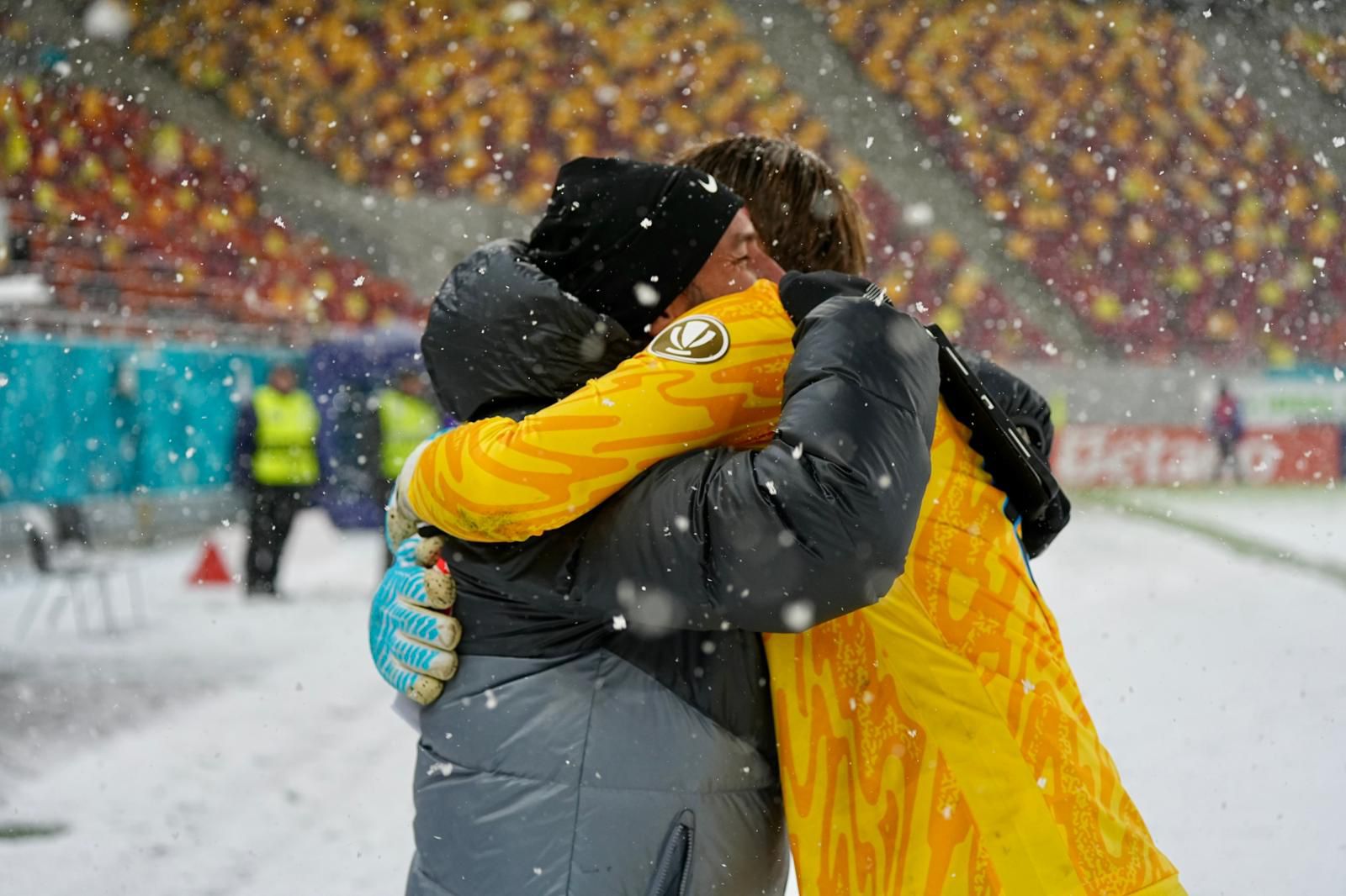 CU SUFLETUL LA GURĂ Debutul lui Matei Popa, văzut de la stadion. Ce a făcut tatăl său: emoții, indicații și o îmbrățișare după un final fericit