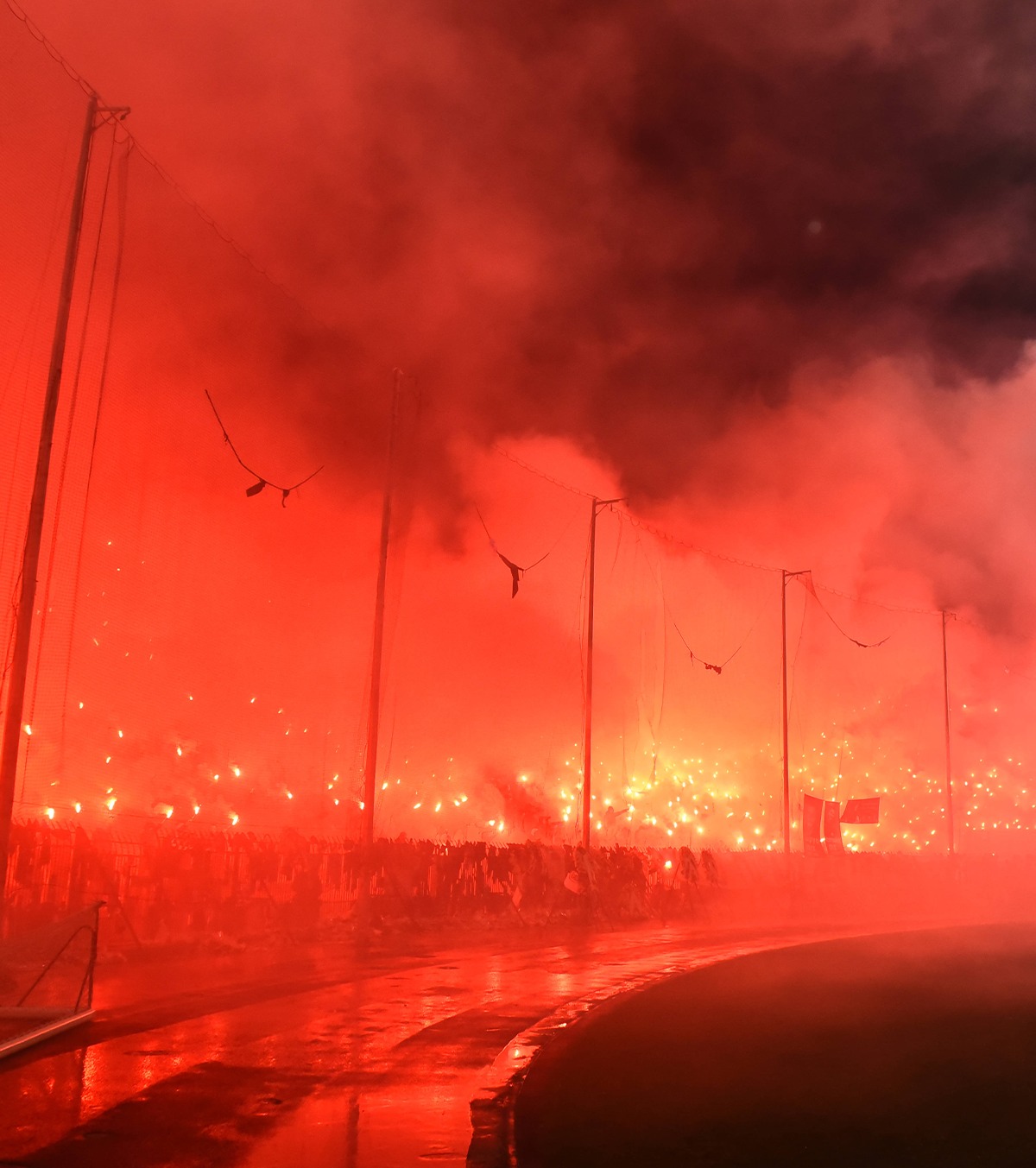 PAOK, o mare de torțe Emoționantă despărțirea de fanii dispăruți în accidentul din România la primul meci al alb-negrilor la Salonic