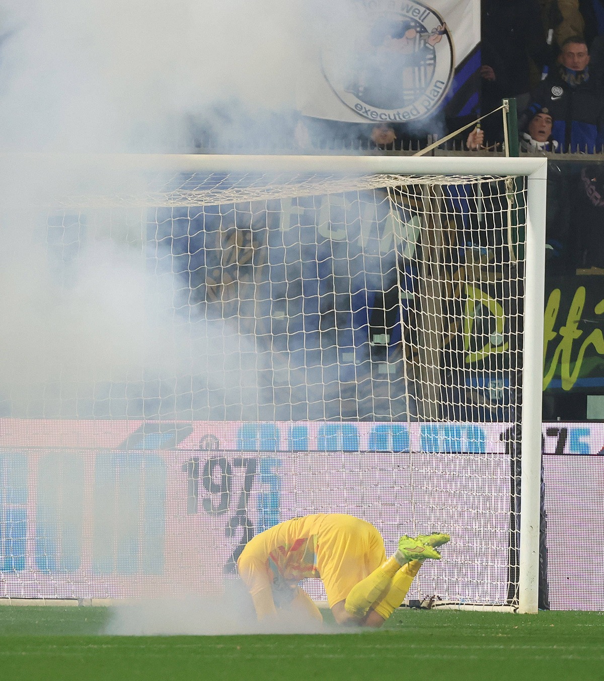 Victima propriei prostii  Ce a pățit fanul care a oprit meciul lui Inter. A fost la un pas de a răni un jucător cu o petardă, dar nu s-a potolit » Pericol pentru echipa lui Chivu