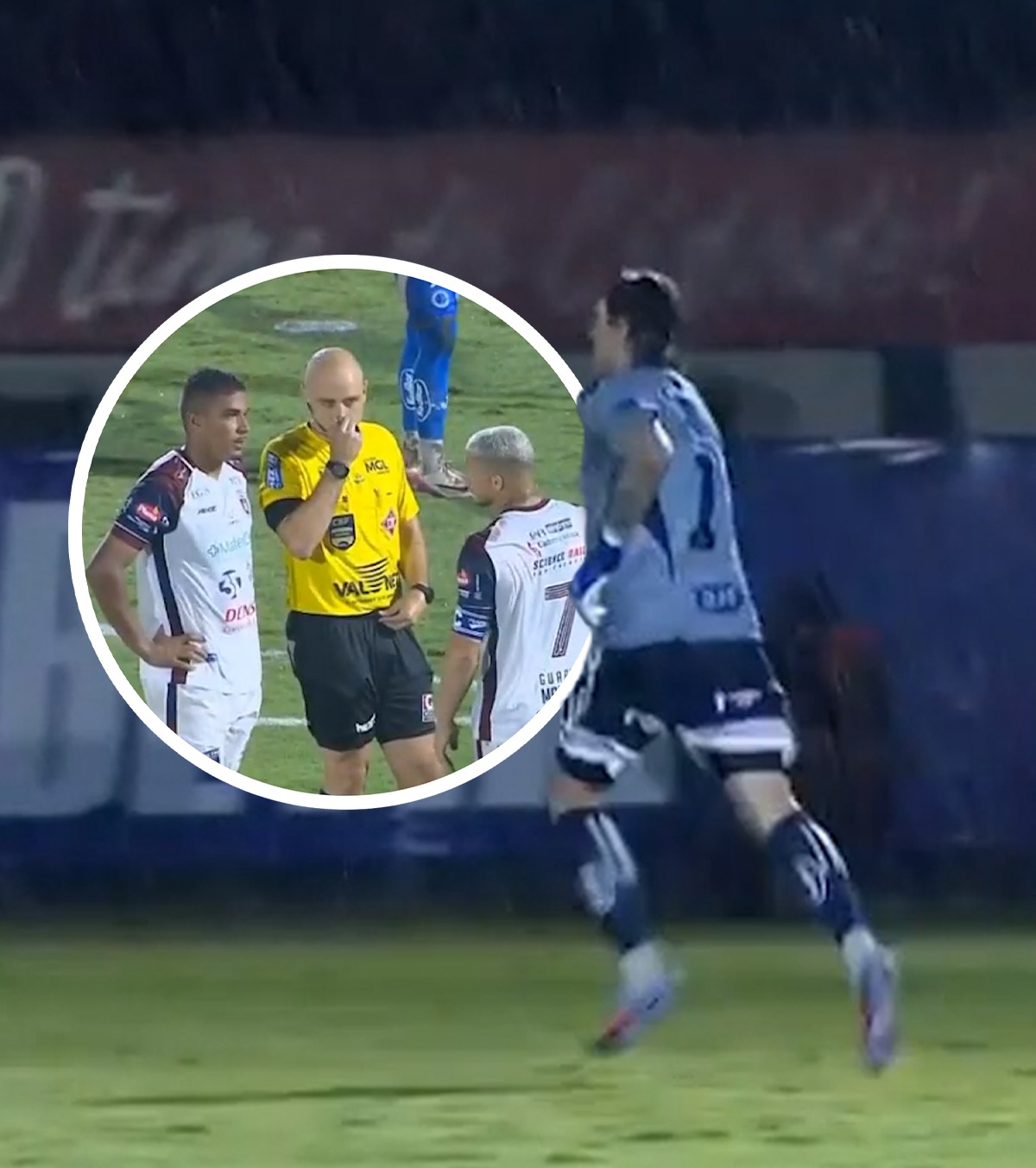 Portarul a fugit la vestiare! Un meci a fost întrerupt 4 minute, după care goalkeeperul s-a întors zâmbind pe teren 