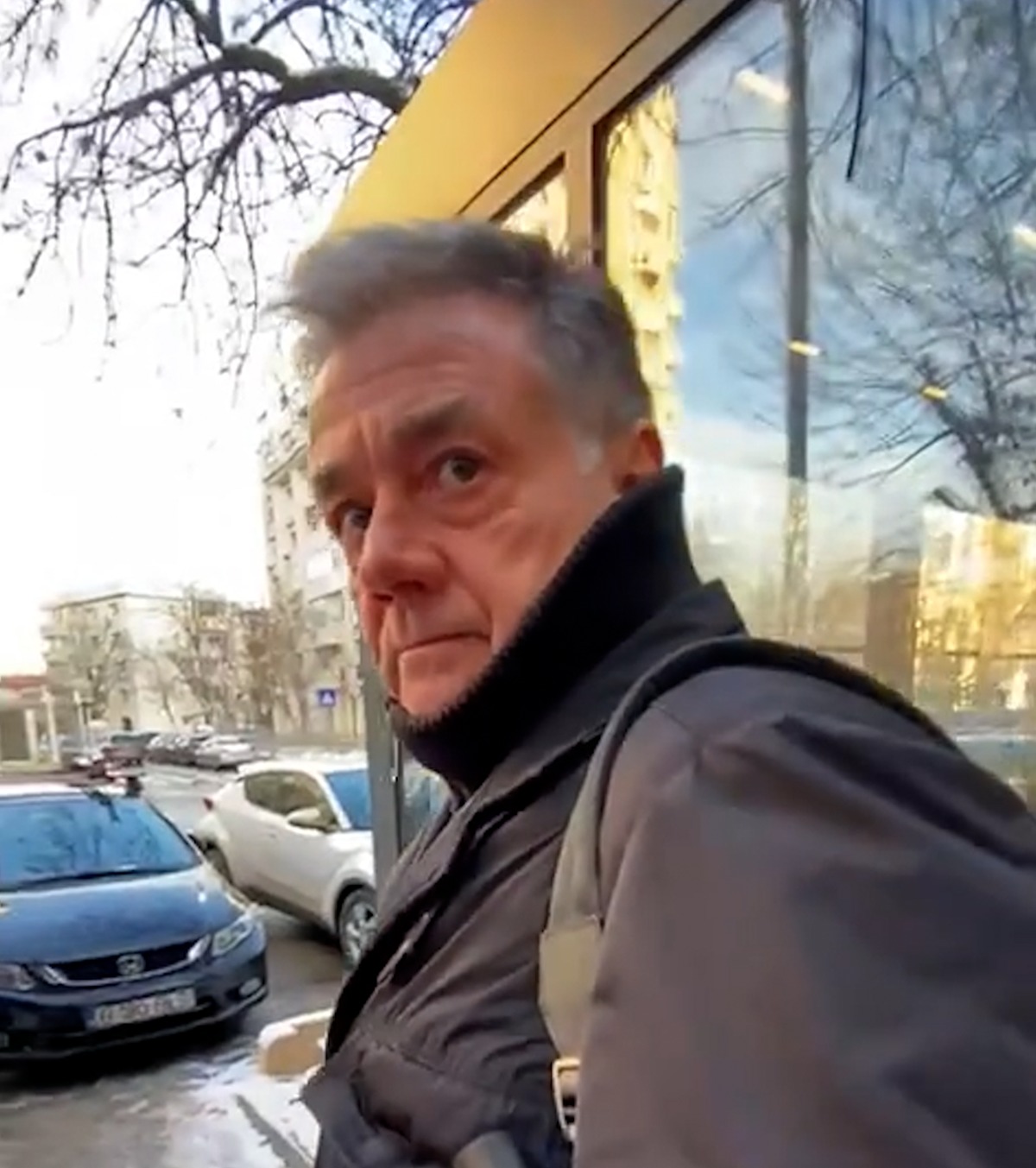 Vassaras, agasat în centrul Bucureștiului Șeful CCA, luat la întrebări de un cetățean nemulțumit: „Există blat în fotbalul românesc?”