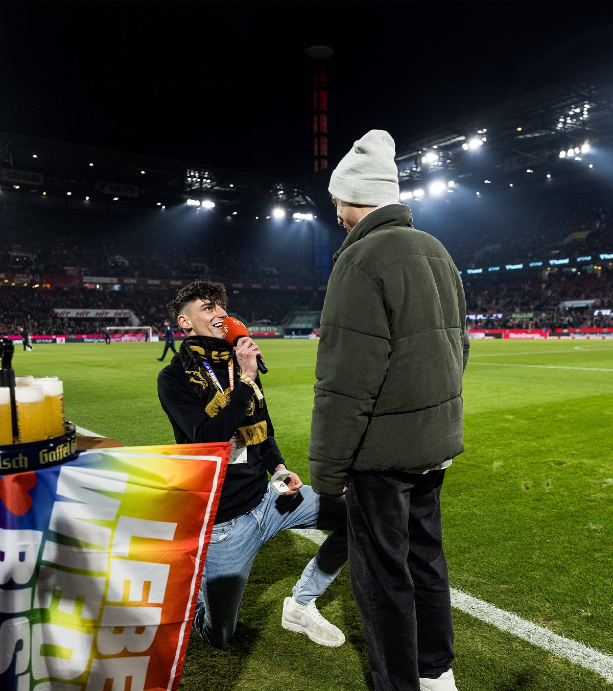 Acuzat de furt FOTO: Arbitrul care și-a cerut partenerul în căsătorie, pe stadion, are probleme cu legea