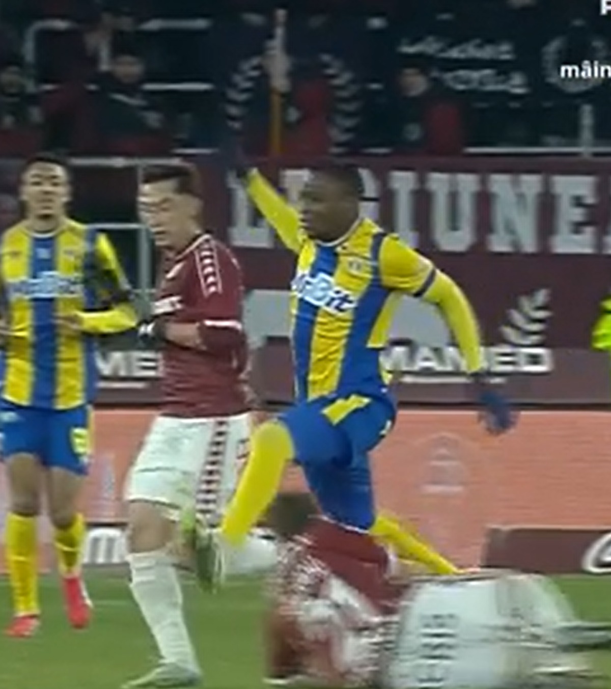 „Ce e, mă, asta?!” Comentatorilor nu le-a venit să creadă  cum a judecat arbitrul faza din Rapid - Petrolul: „Decizie de-o bizarerie uluitoare!”