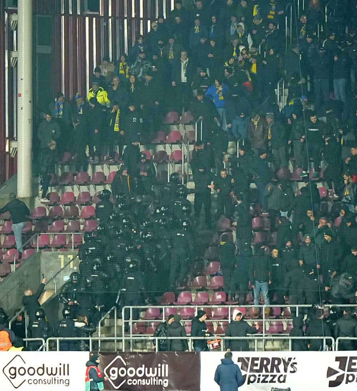 Haos în Giulești Fanii Petrolului, incidente și o scenografie înfricoșătoare! Jandarmeria a intervenit în forță