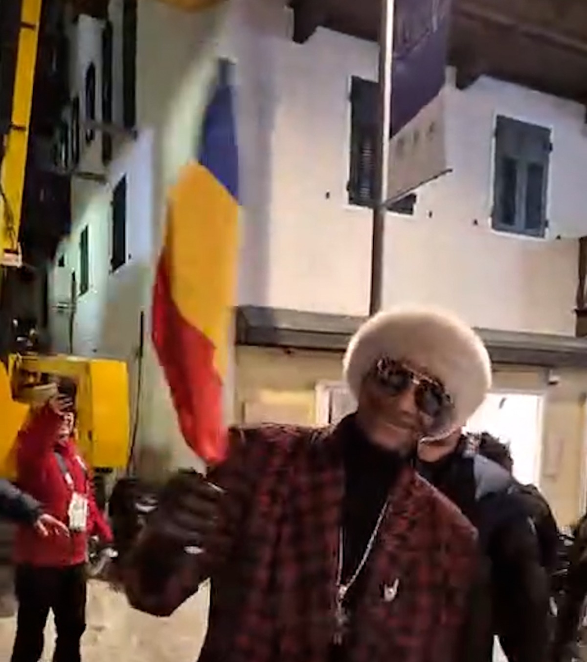 Snoop Dogg a fluturat steagul României! FOTO. Moment viral la Jocurile Olimpice de din Italia » Interacțiune memorabilă cu delegația „tricoloră”
