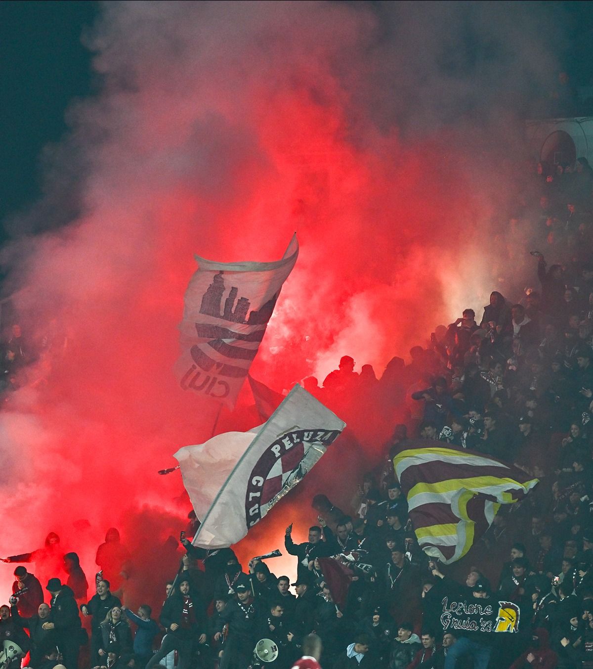 A luat foc Clujul VIDEO+FOTO.  Atmosferă electrizantă la derby-ul  CFR - U