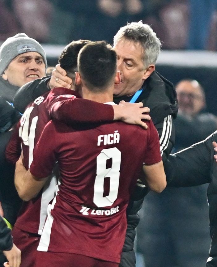 Scene șocante la Cluj FOTO. Bergodi a sărit la bătaie după meci! I-a luat de gât pe jucătorii CFR-ului! Ultrașii, la un pas să intre pe teren