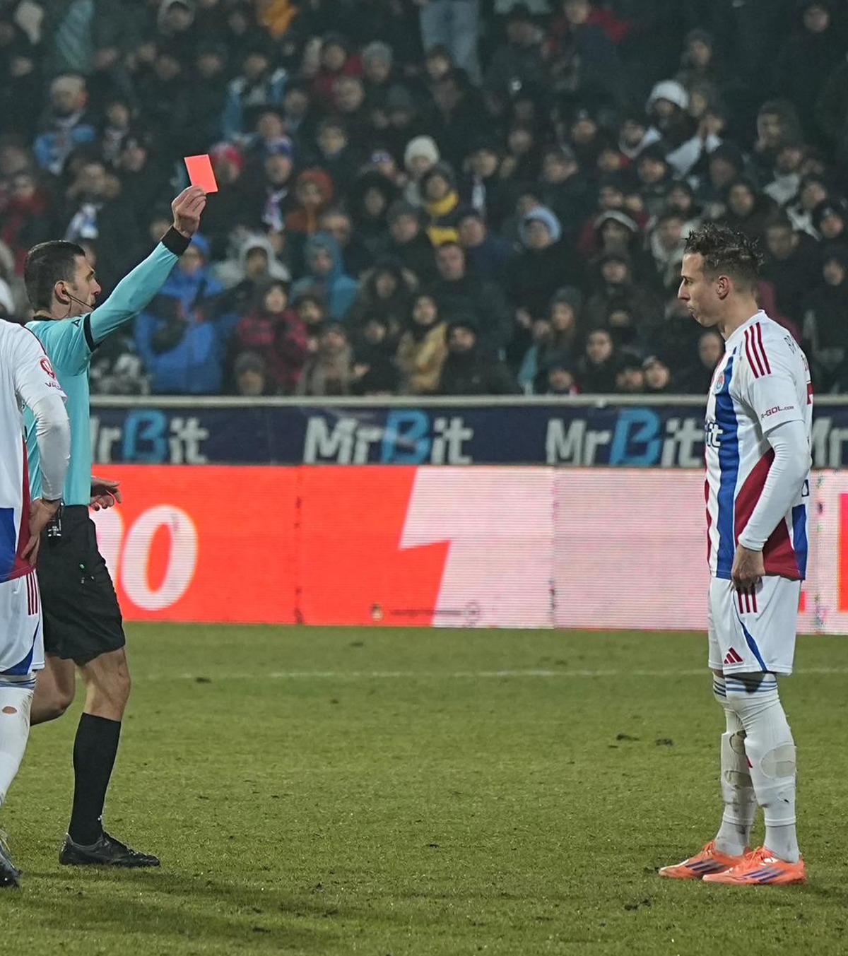 Intrare inconștientă FOTO: Zivulic, eliminat în Oțelul - FCSB după un fault cu talpa la Daniel Bîrligea