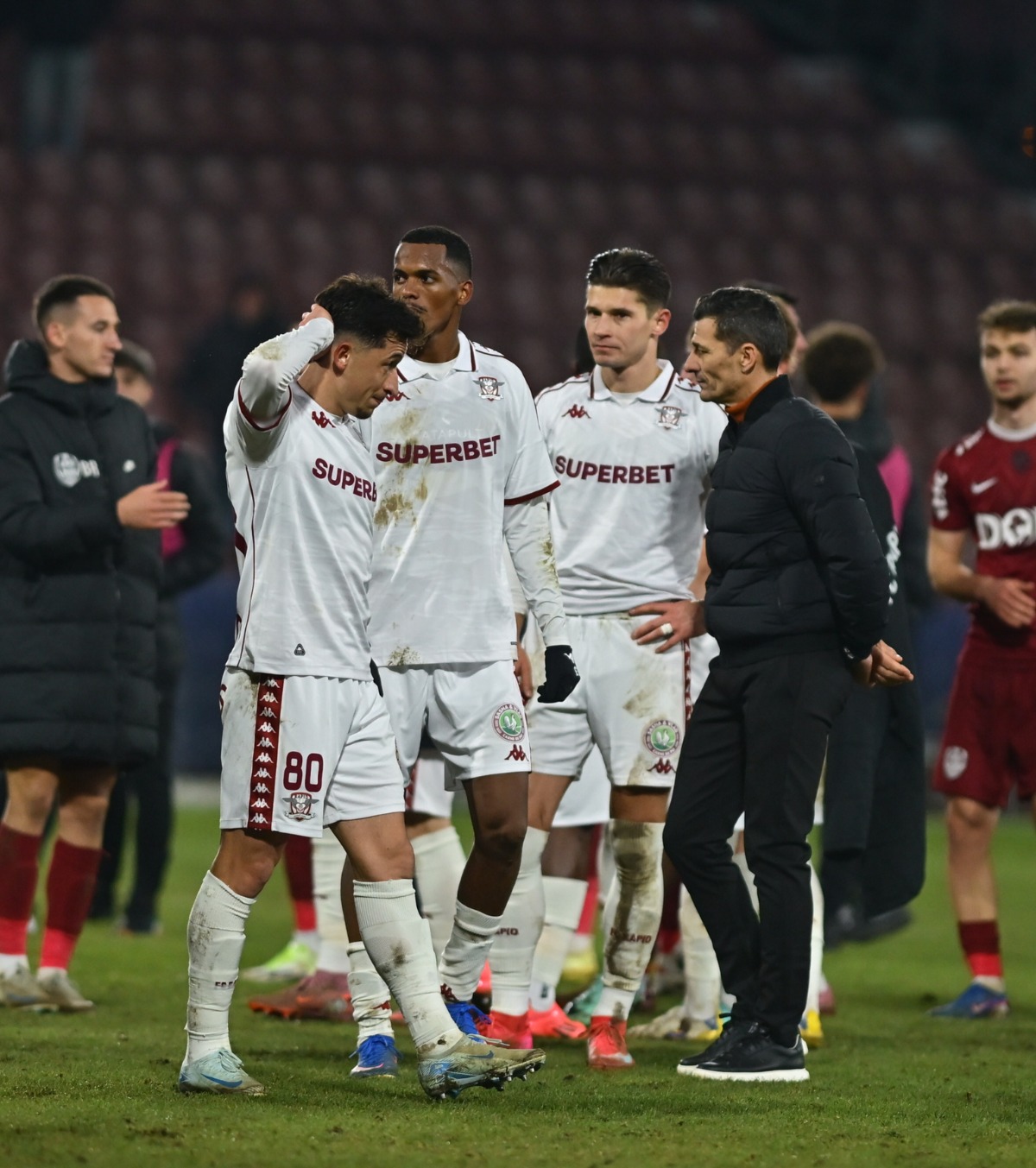 Fanii Rapid, furioși în Gruia VIDEO: Jucătorii lui Costel Gâlcă, puși la zid după eliminarea din Cupa României: „Rușine să vă fie!”