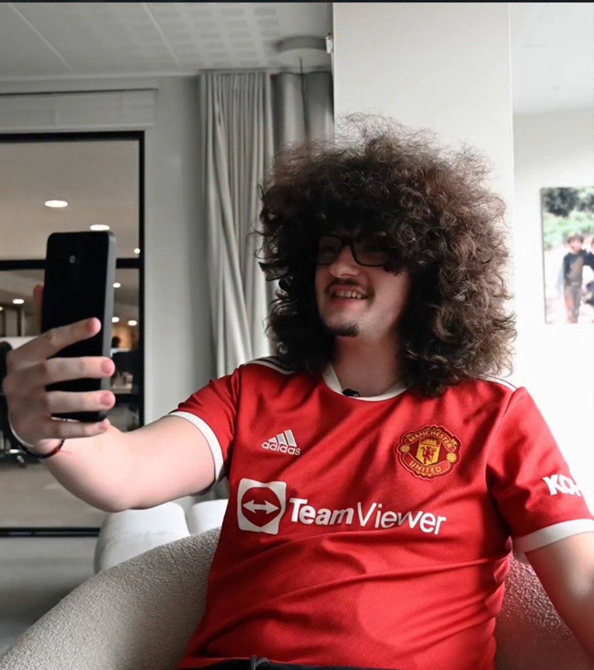 Man. United l-a sabotat! FOTO. Era live în fața a 260.000 de oameni când i s-a spulberat visul. Continuă „chinul” fanului care nu s-a mai tuns de aproape 500 de zile