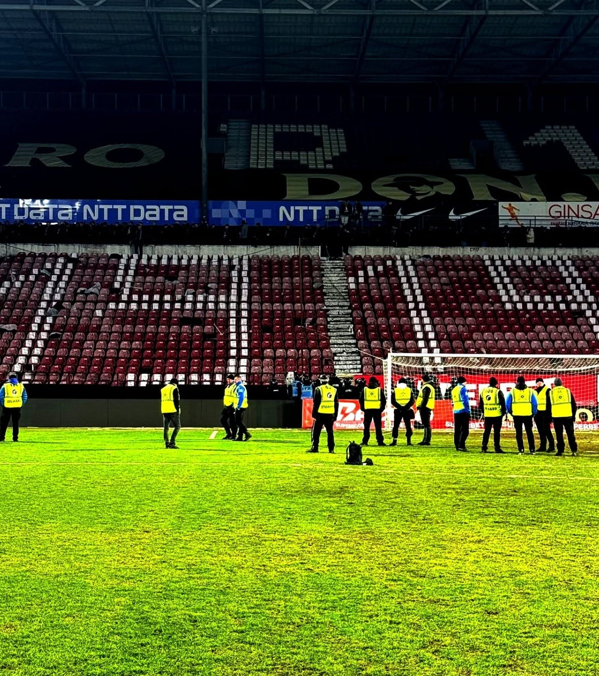 Ironie în peluză  FOTO. Ce au scris suporterii lui U Cluj pe scaune la derby-ul cu CFR