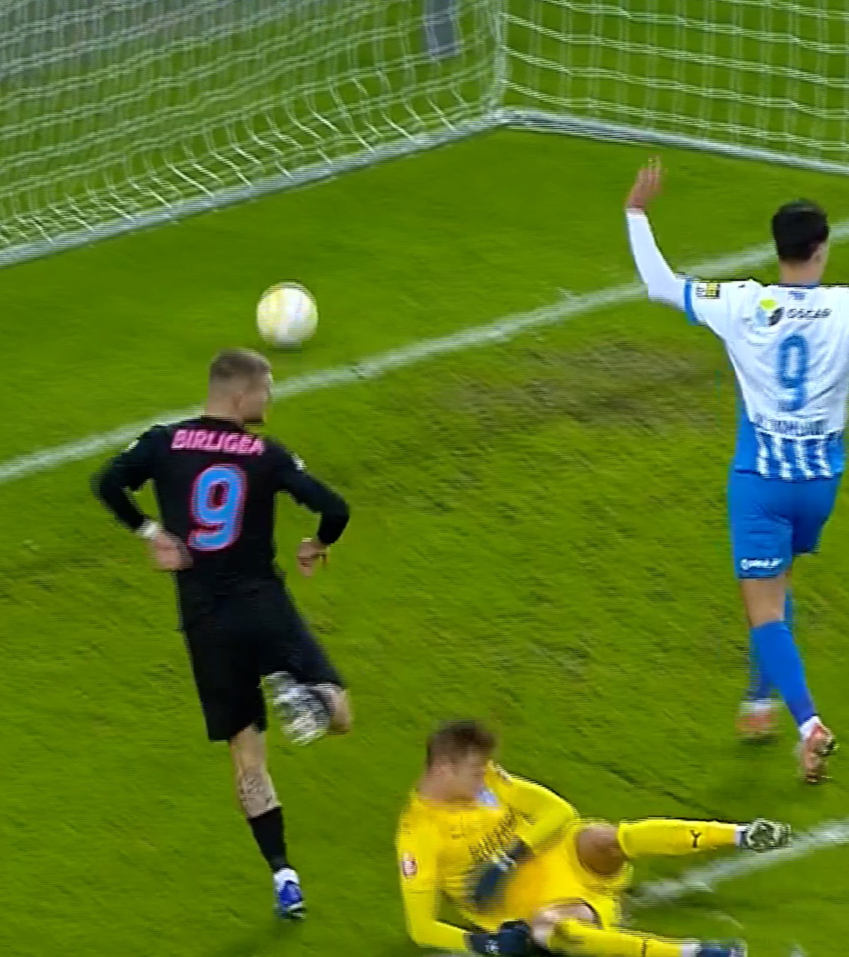 Moment sclipitor FOTO. Valentin Crețu a dat peste cap toată apărarea oltenilor » Pasă de senzație la golul lui Bîrligea