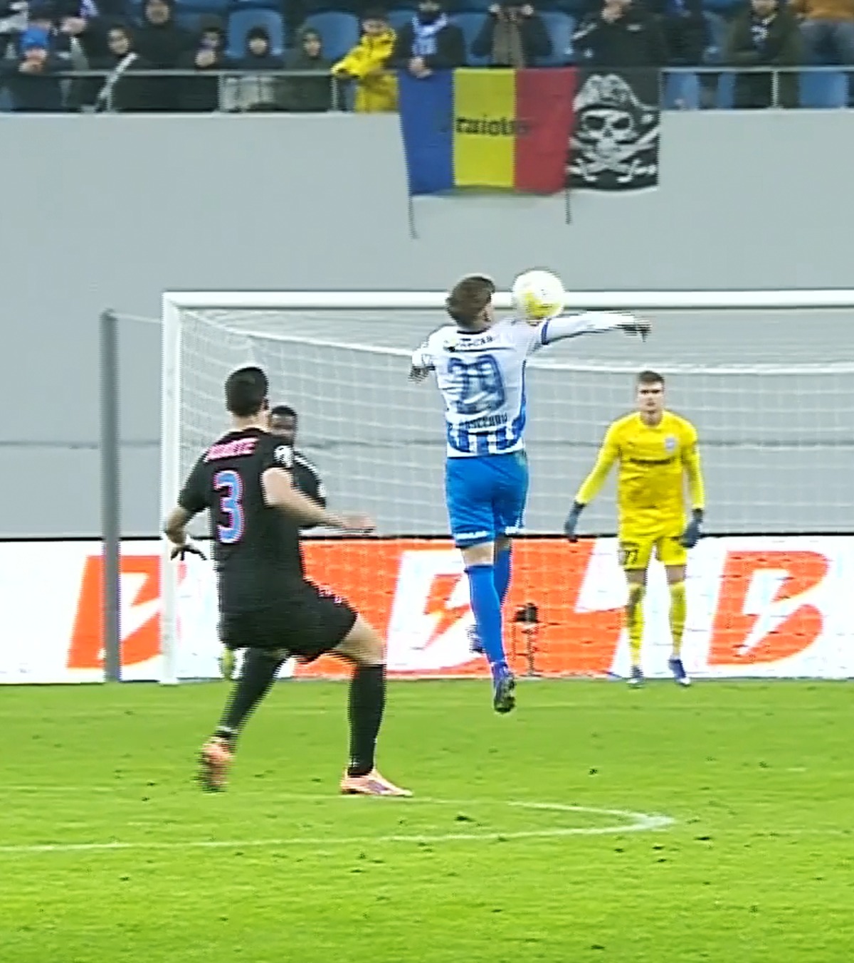 Opinia expertului după U Craiova - FCSB Un fost mare arbitru din Spania a analizat pentru GOLAZO.ro faza controversată de la golul oltenilor » A fost henț sau nu?