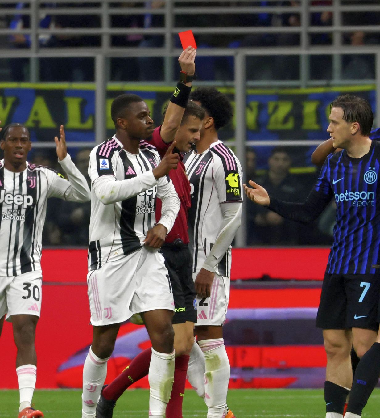 Italienii cer schimbarea regulamentului Gazzetta dello Sport l-a făcut praf pe arbitrul de la Inter - Juve: „Gafă flagrantă, nota 4!”