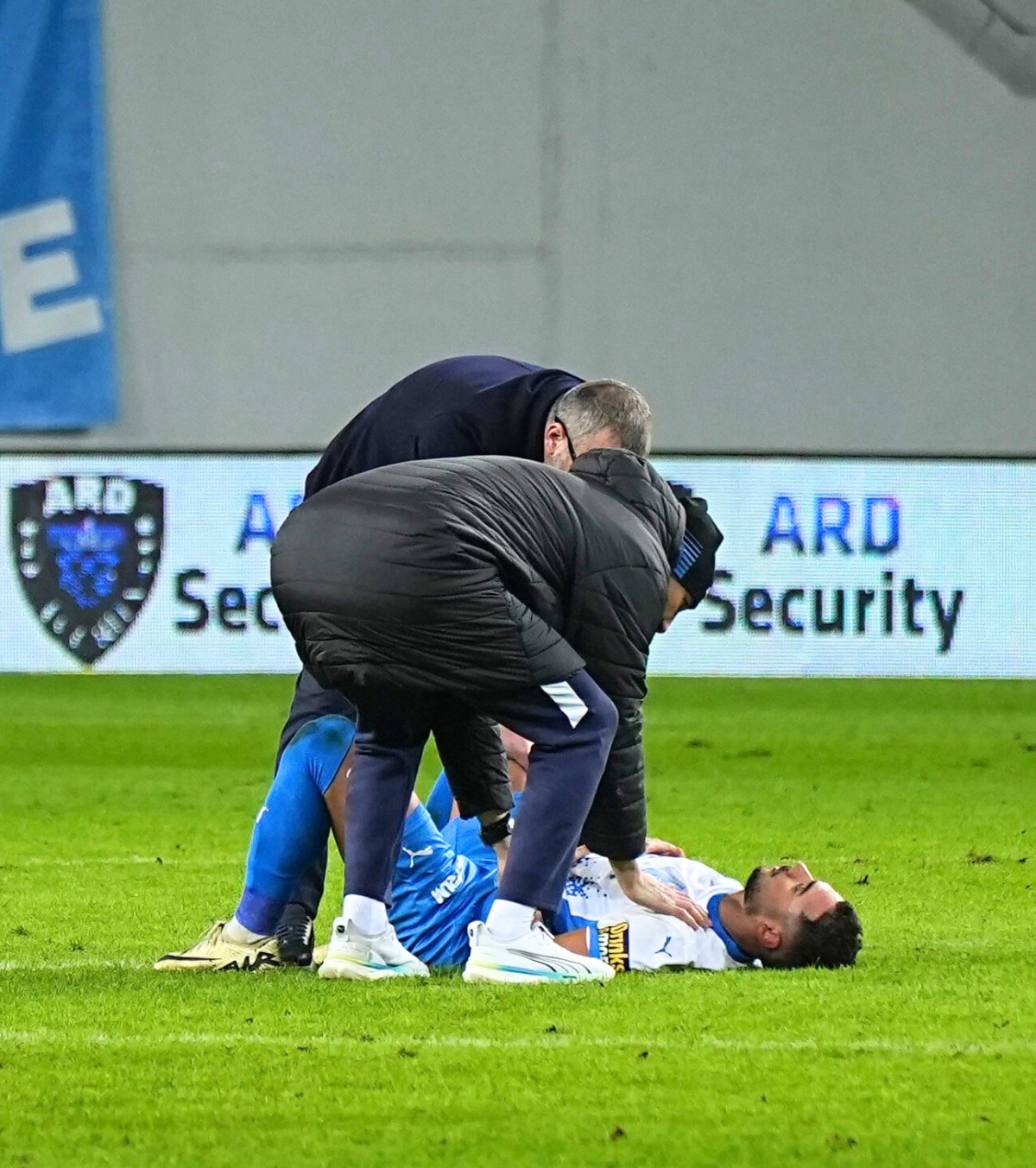 Panică la Craiova Vladimir Screciu a rămas întins pe gazon după meciul cu FCSB și  a fost preluat imediat de ambulanță » Ce s-a întâmplat