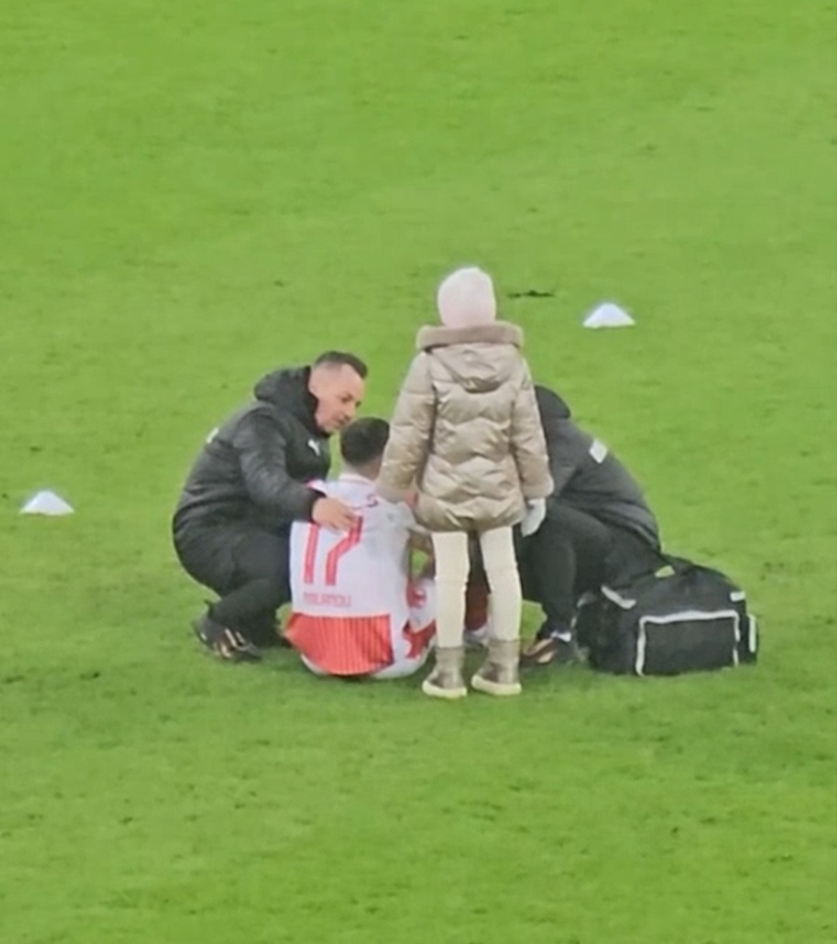 Îngrijorare la Dinamo VIDEO: Georgi Milanov nu s-a putut ridica de pe gazon. A avut nevoie de ajutor pentru a ajunge la vestiar