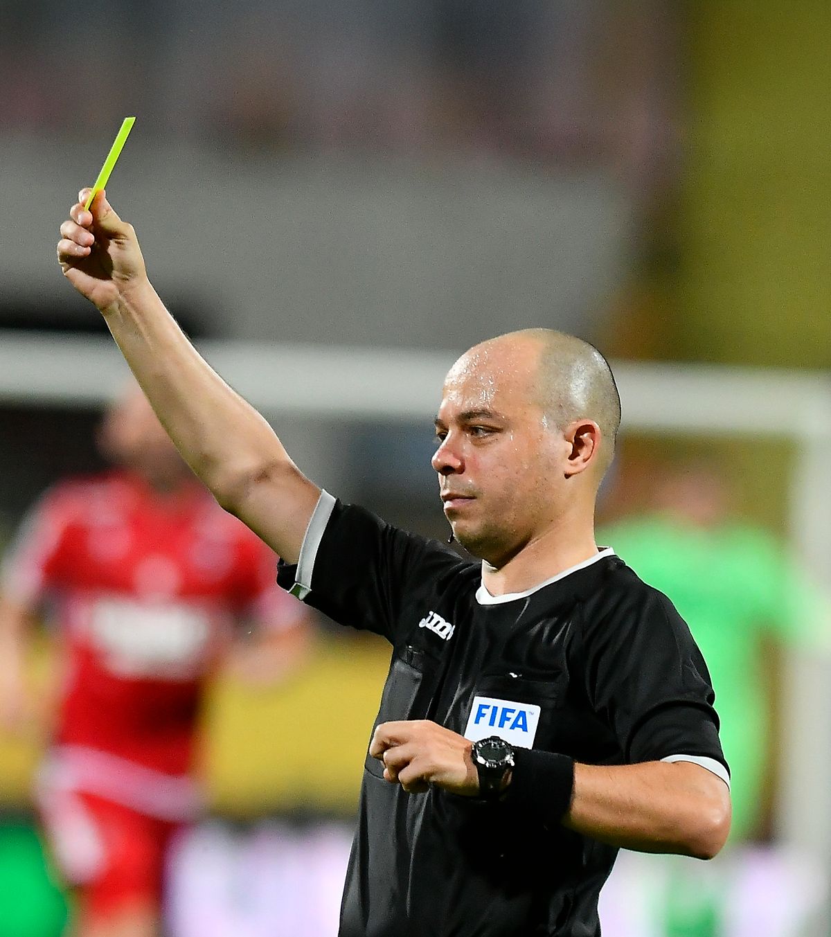 „Bă piticule!” Marius Avram, măsurat la perete: „M-au avertizat să nu mă ridic pe vârfuri” + Cum trec arbitrii peste greșeli și acuzații