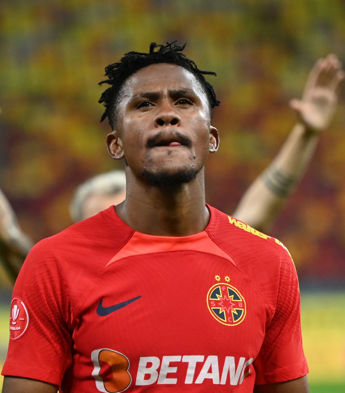 Ngezana apelează la Platelet-Rich Plasma Stoperul FCSB a ales o procedură inovatoare, în locul operației. Miza e imensă: prezența la CM și 250.000 de euro