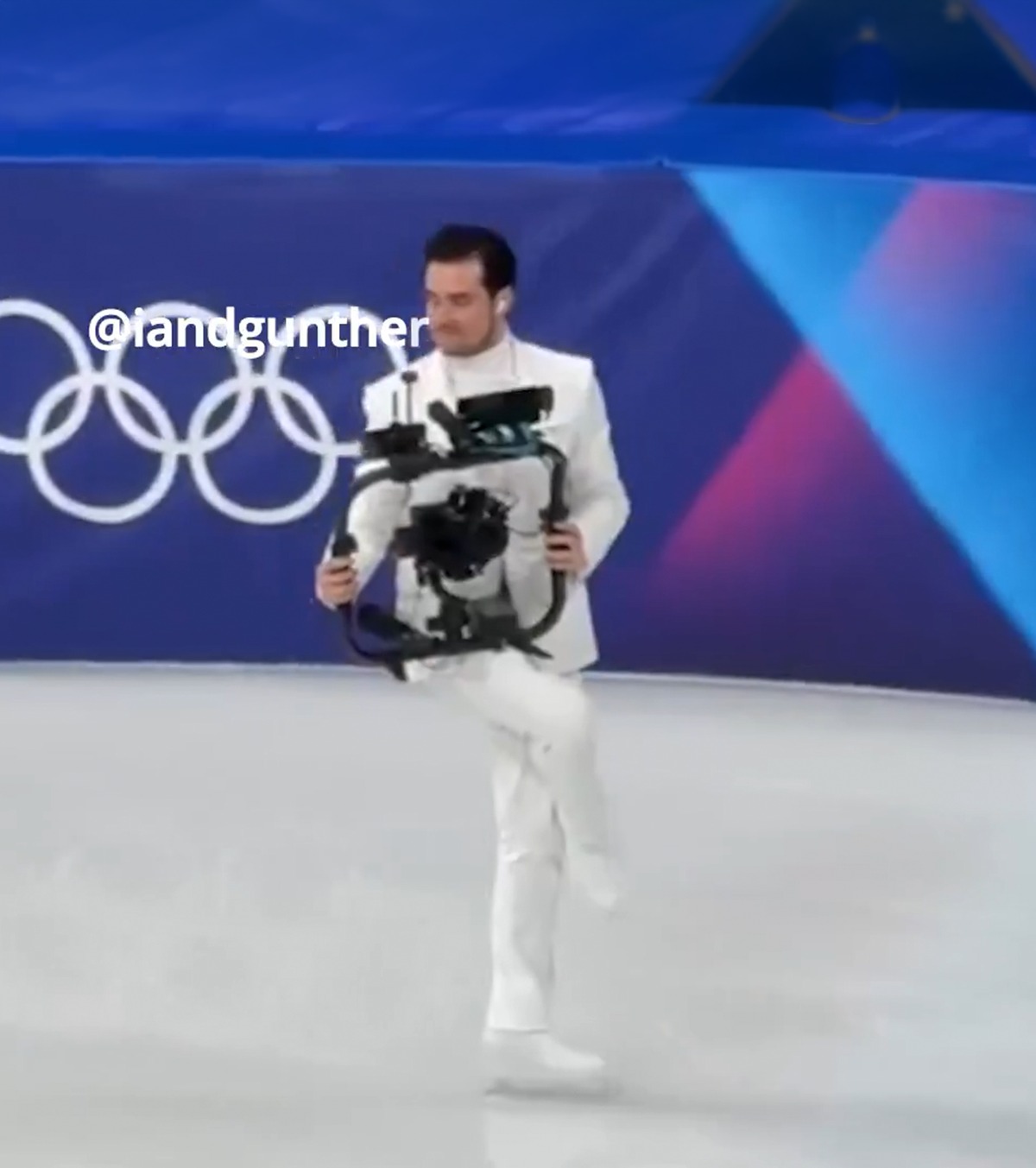 A devenit celebru la Jocurile Olimpice  FOTO+VIDEO. Modul inedit în care un cameraman imortalizează momentele de la patinaj artistic