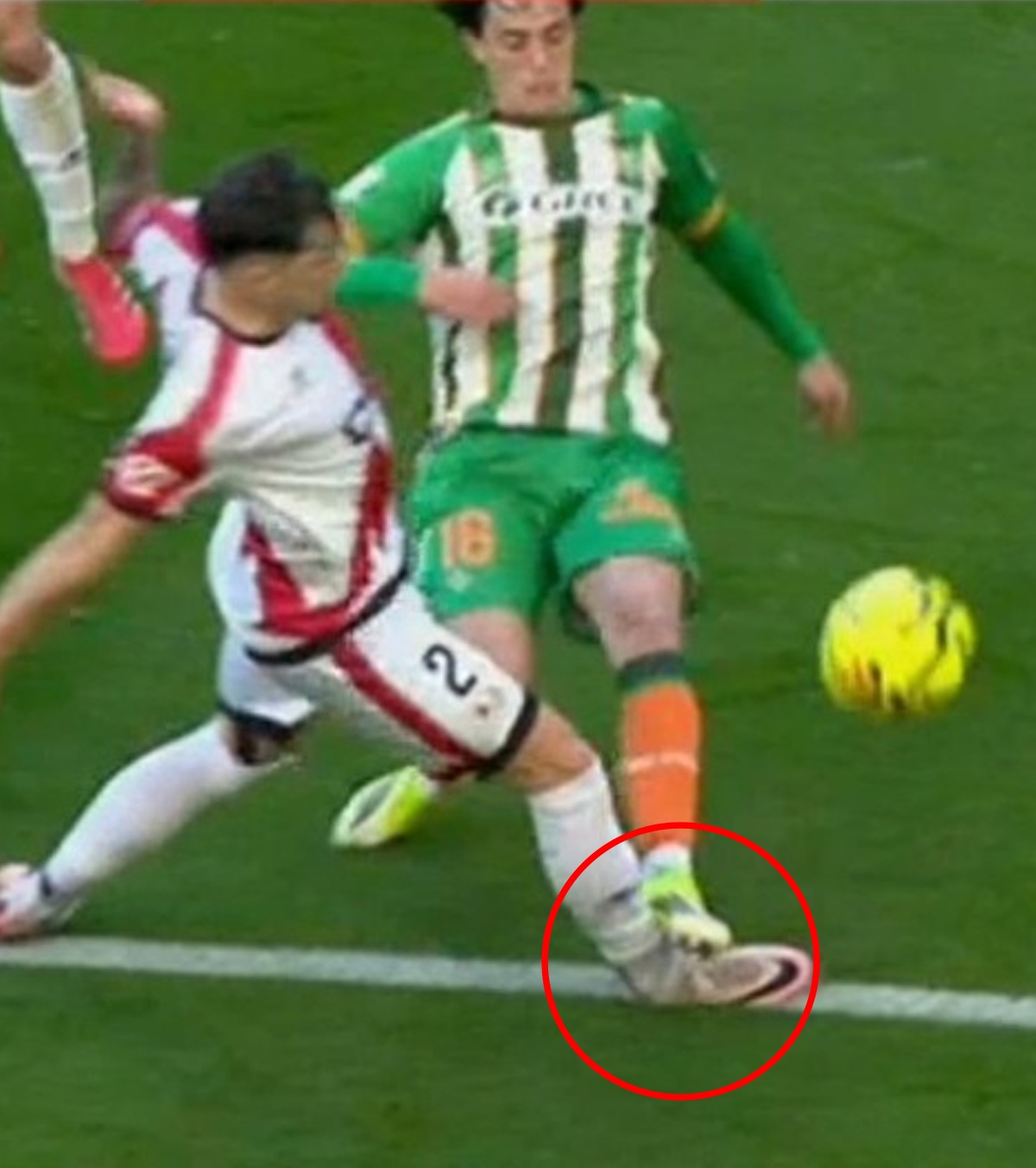 „Era penalty și roșu!” FOTO: Andrei Rațiu, la un pas de o accidentare horror! Chemat la VAR, arbitrul n-a fost impresionat