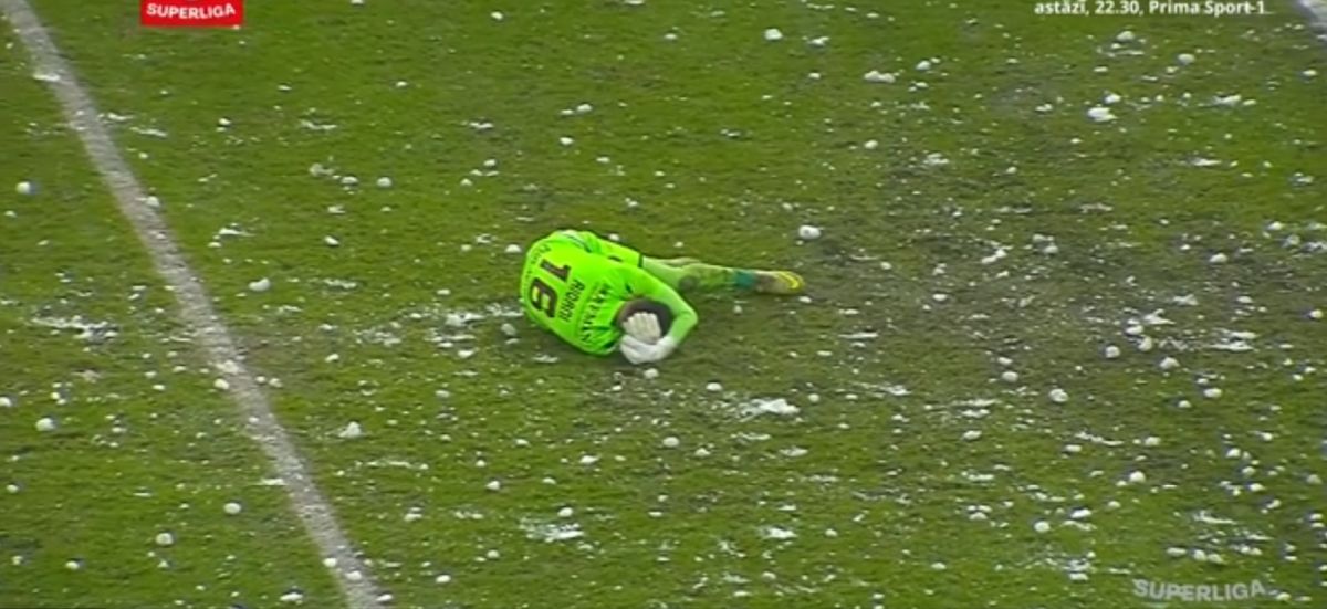 Izbit cu un bulgăre-proiectil! Aioani, ținta ultrașilor lui Dinamo. L-au lovit în cap. Joc oprit și iar rasism