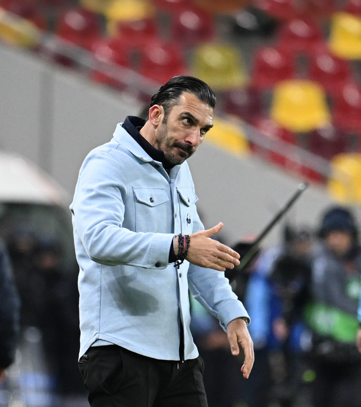 Charlambous, nervos la conferință Întrebarea care l-a iritat pe antrenorul de la FCSB: „Rușine trebuie să le fie celor care fură”