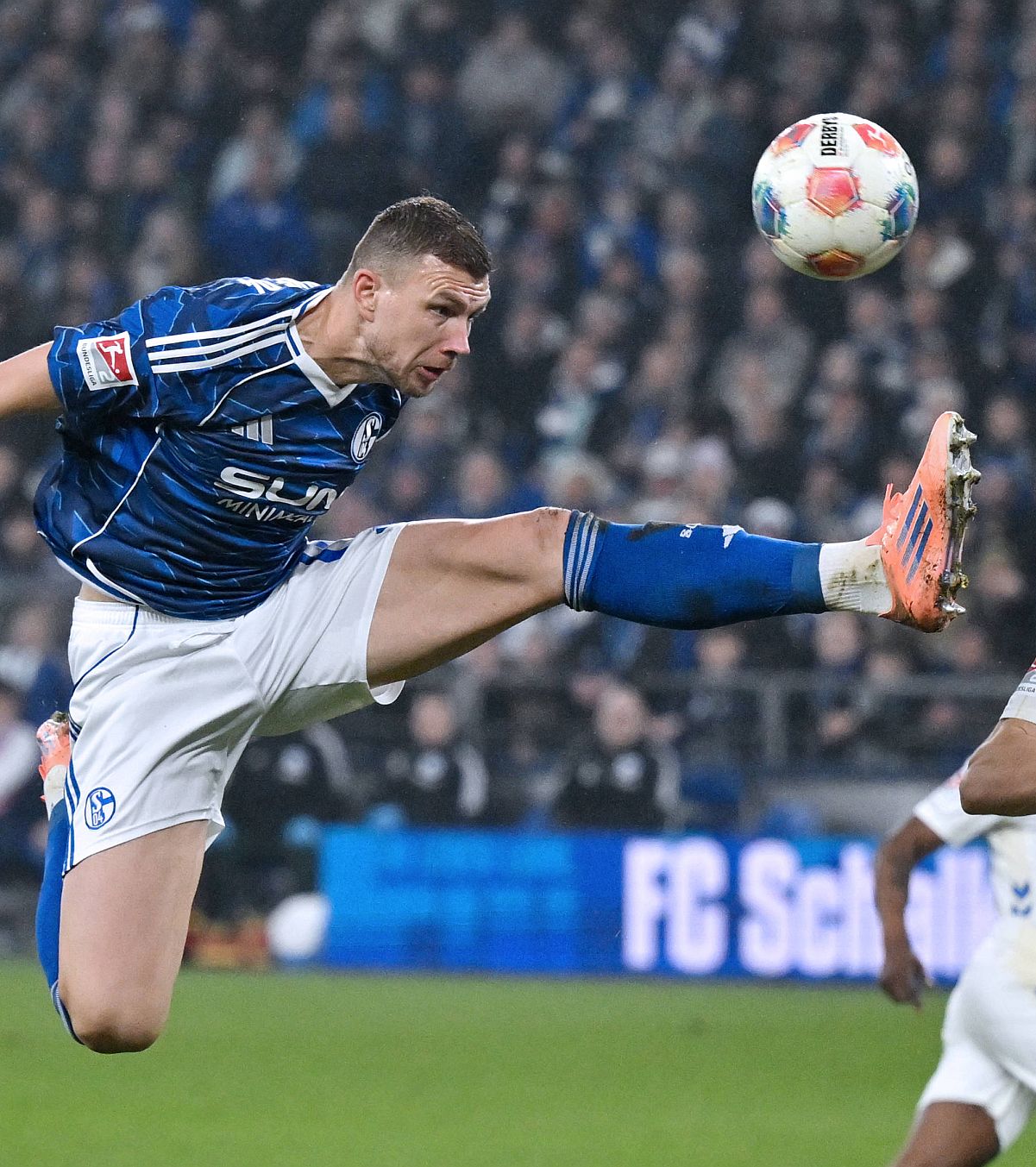 „Diamantul” taie la 40 de ani FOTO-VIDEO. România o să aibă probleme cu bosniacul Dzeko. Priviți ce face în Germania!