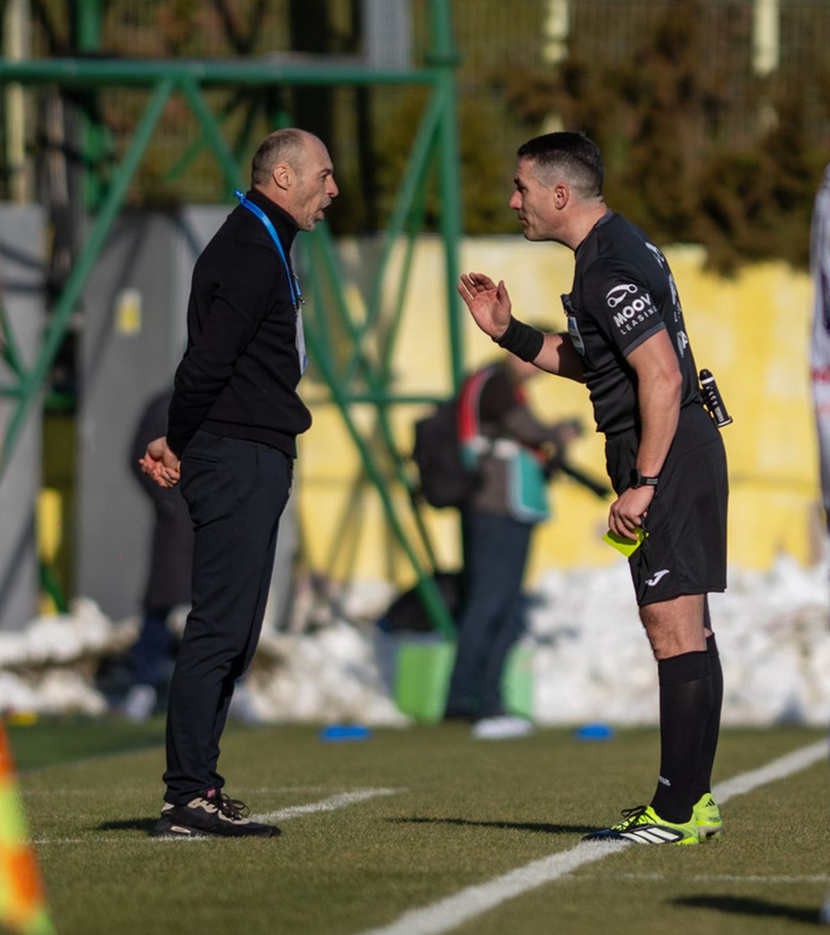„Tu nu ai voie să vorbești!” FOTO.  Bogdan Andone, trimis în tribune după un dialog aprins cu Istvan Kovacs » Arbitrul l-a „iertat” pe Mario Tudose
