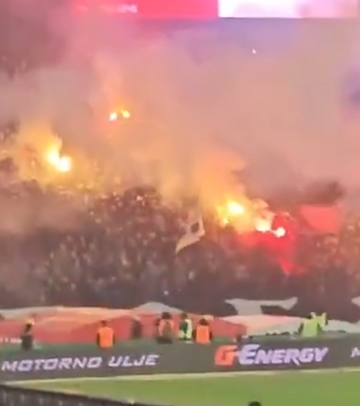 Incendiu pe „Marakana” VIDEO+FOTO Derby-ul Steaua Roșie - Partizan a fost întrerupt după ce peluza sud a luat foc